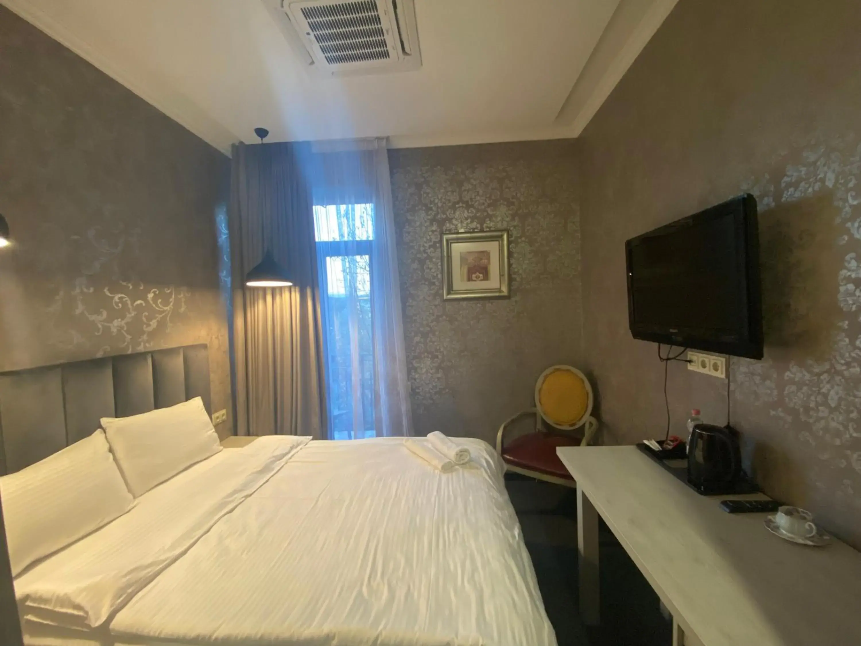 Queen Room with Balcony in Hotel Day Inn Queen Room with Balcony in Hotel Day Inn