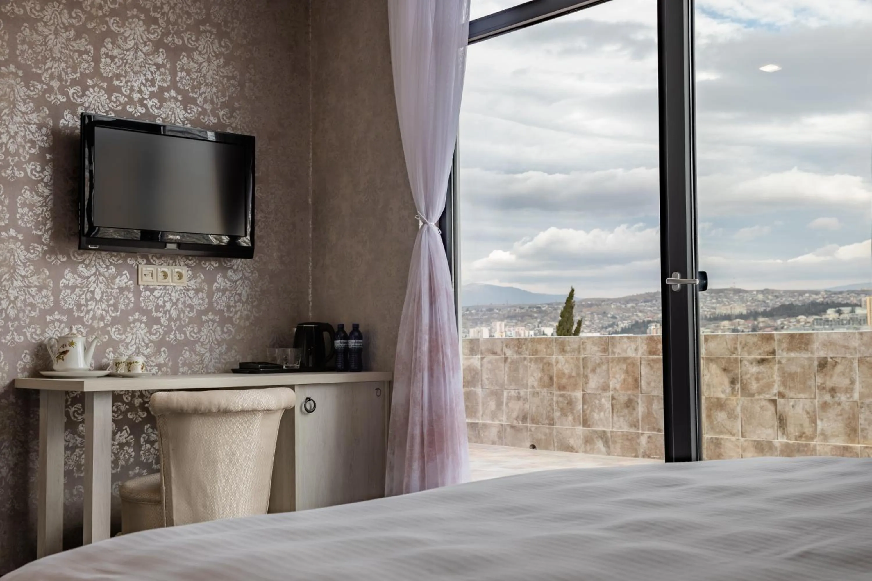 TV and multimedia, Bed in Hotel Day Inn