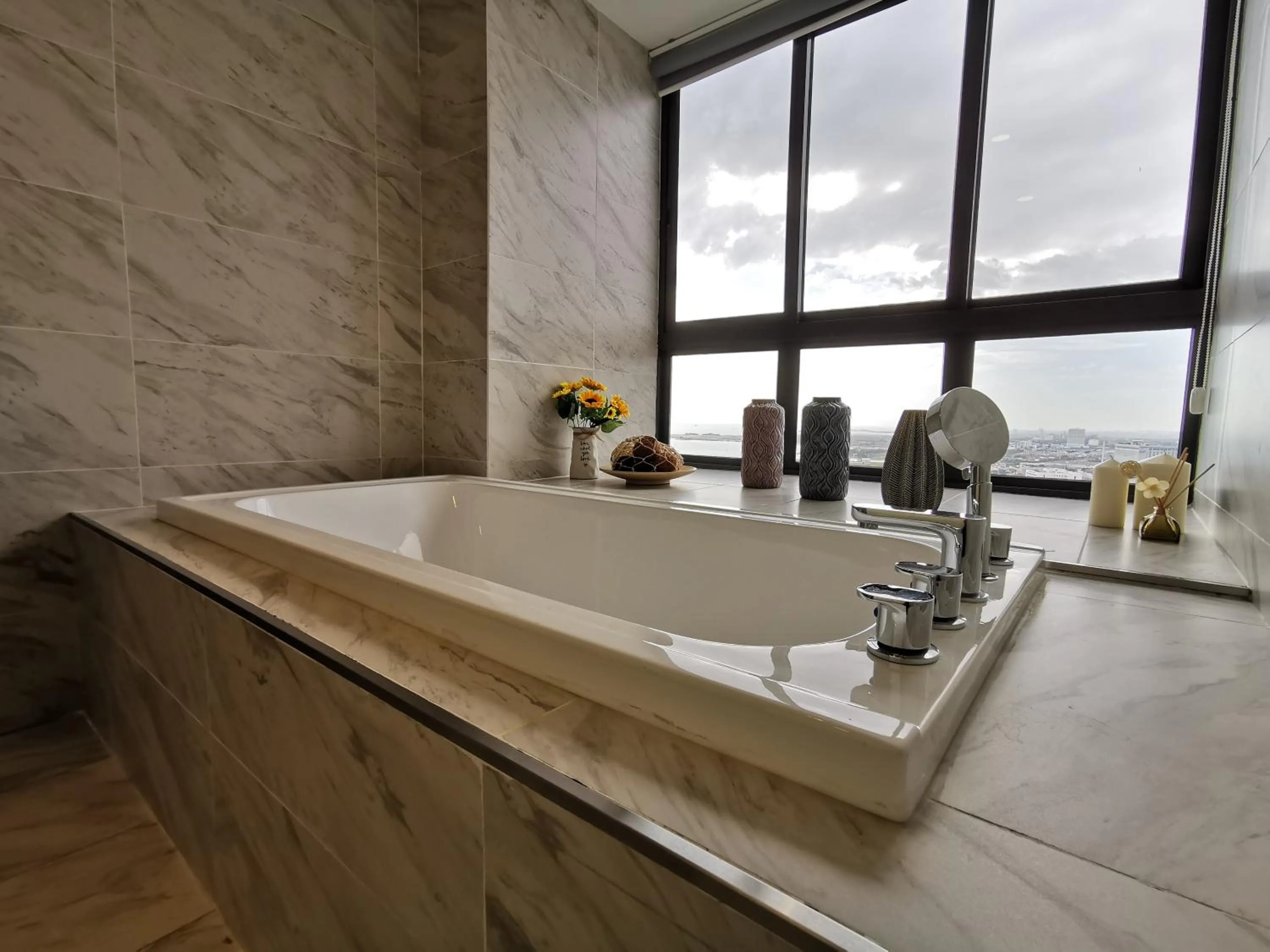 Hot Tub in Attic Home Melaka Imperio Residence & Jonker