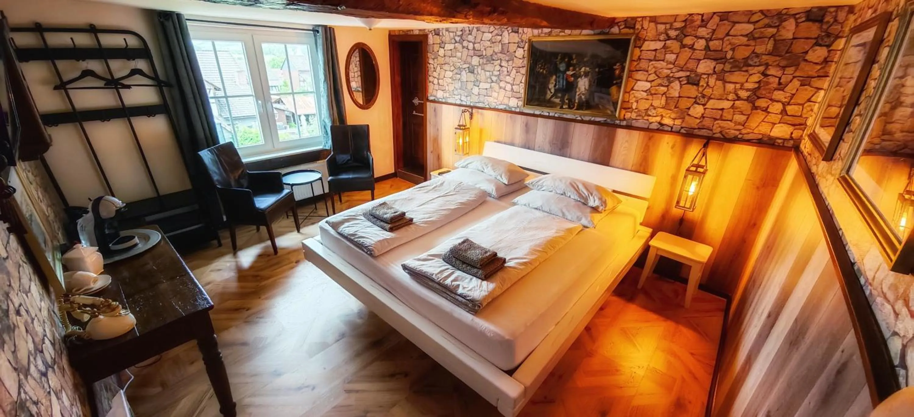 Photo of the whole room, Bed in Roastineer Hotel