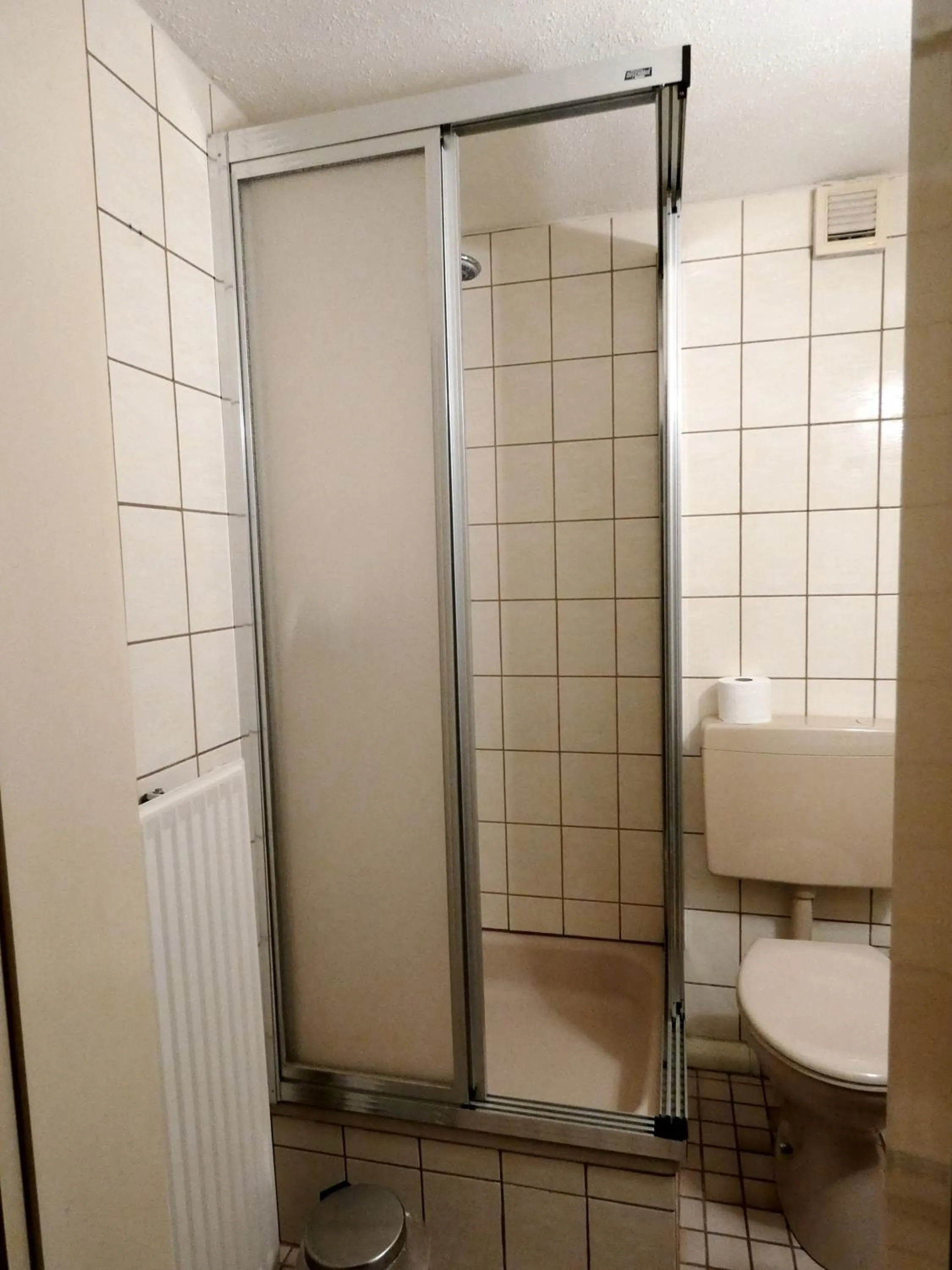 Shower in Roastineer Hotel