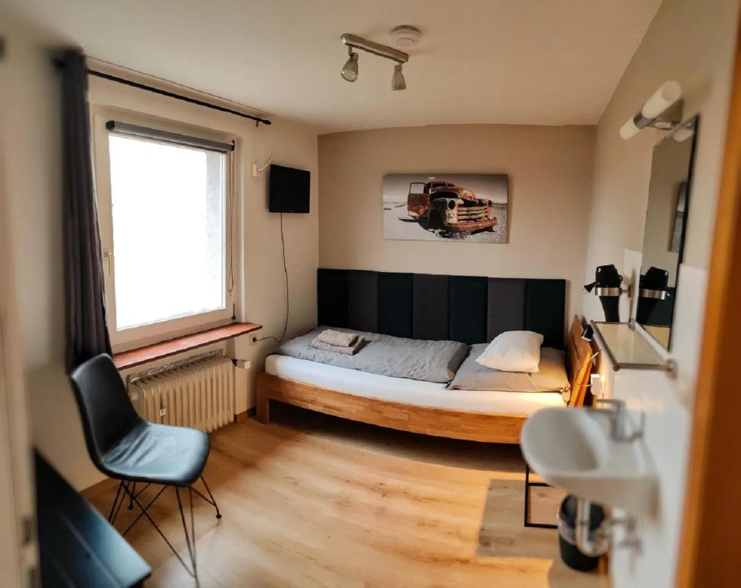 Photo of the whole room, Bed in Roastineer Hotel