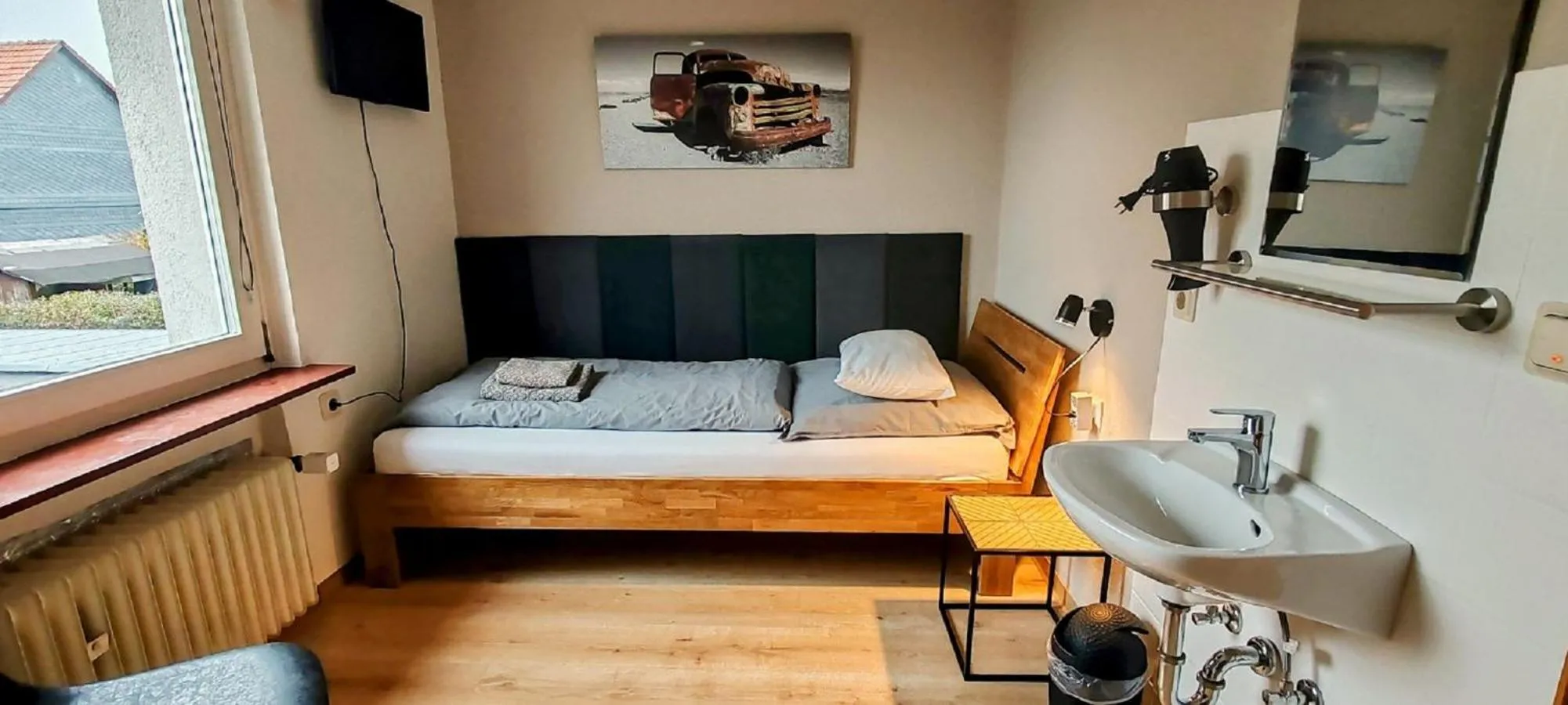 Bed in Roastineer Hotel