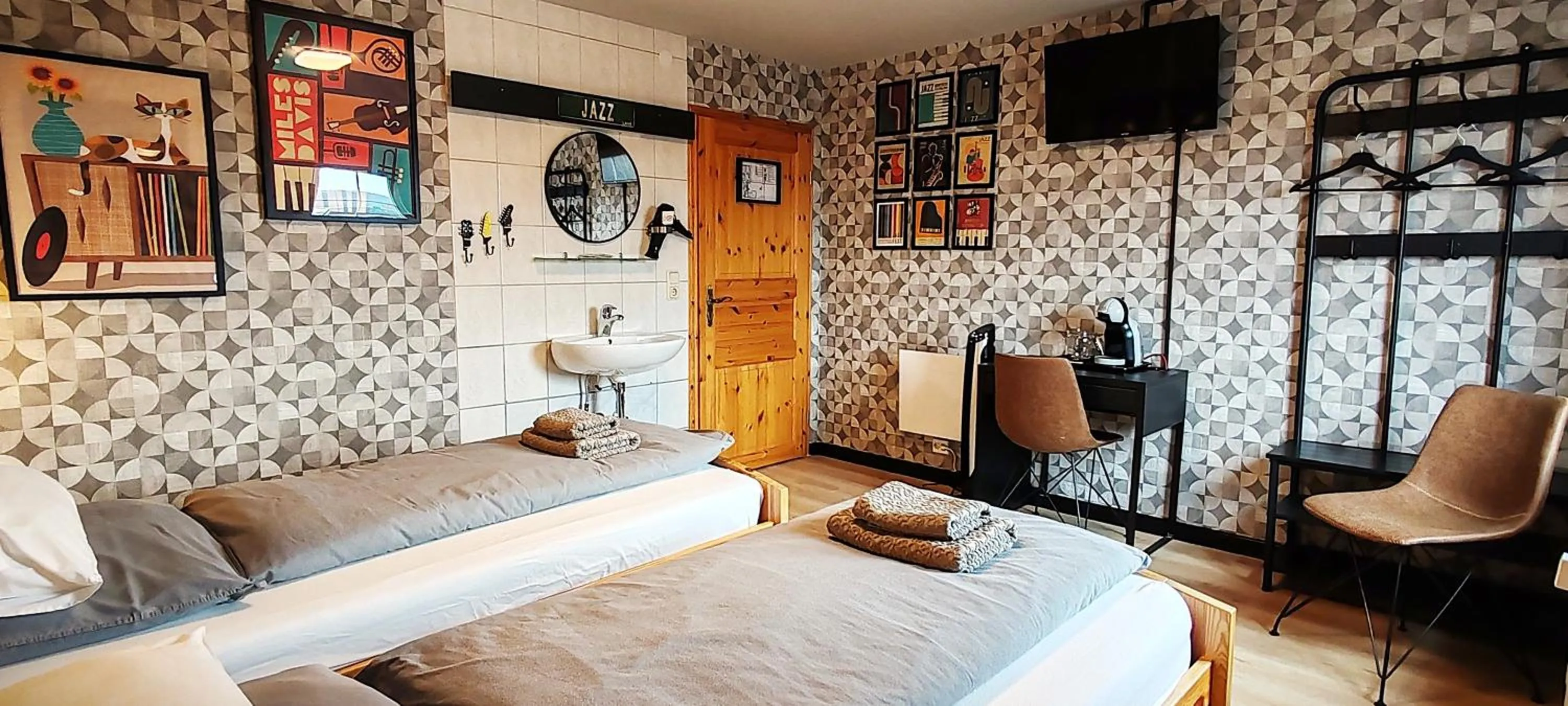 Photo of the whole room, Bed in Roastineer Hotel