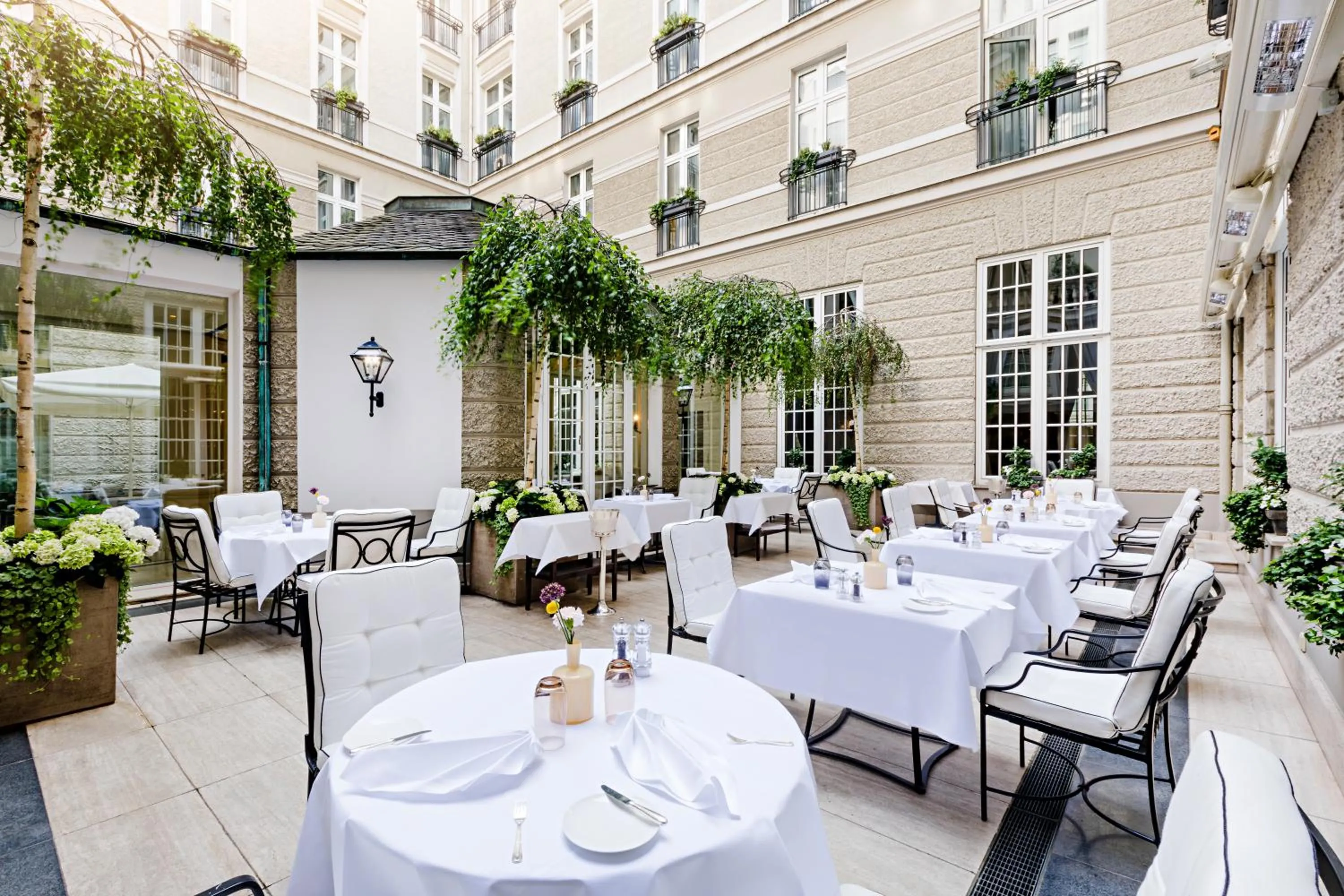 Restaurant/places to eat in Excelsior Hotel Ernst am Dom