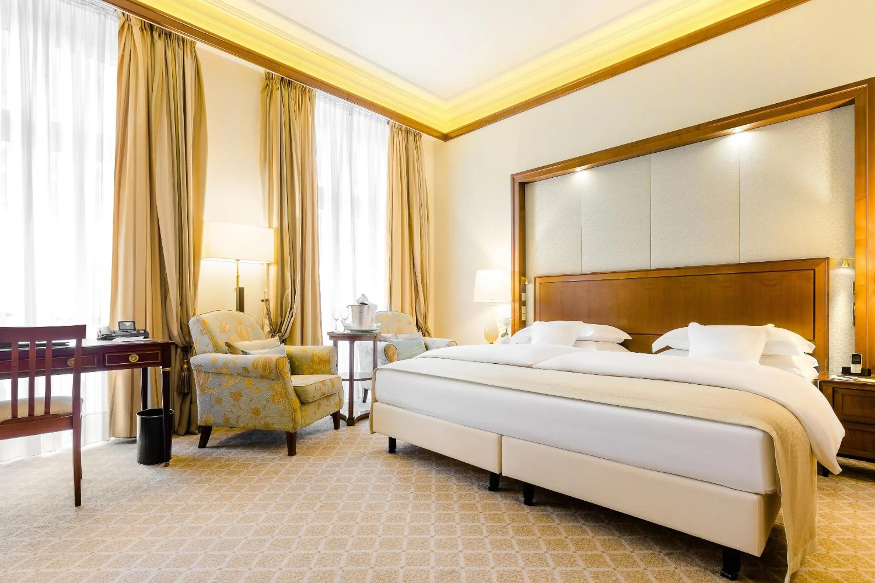 Bedroom, Bed in Excelsior Hotel Ernst am Dom