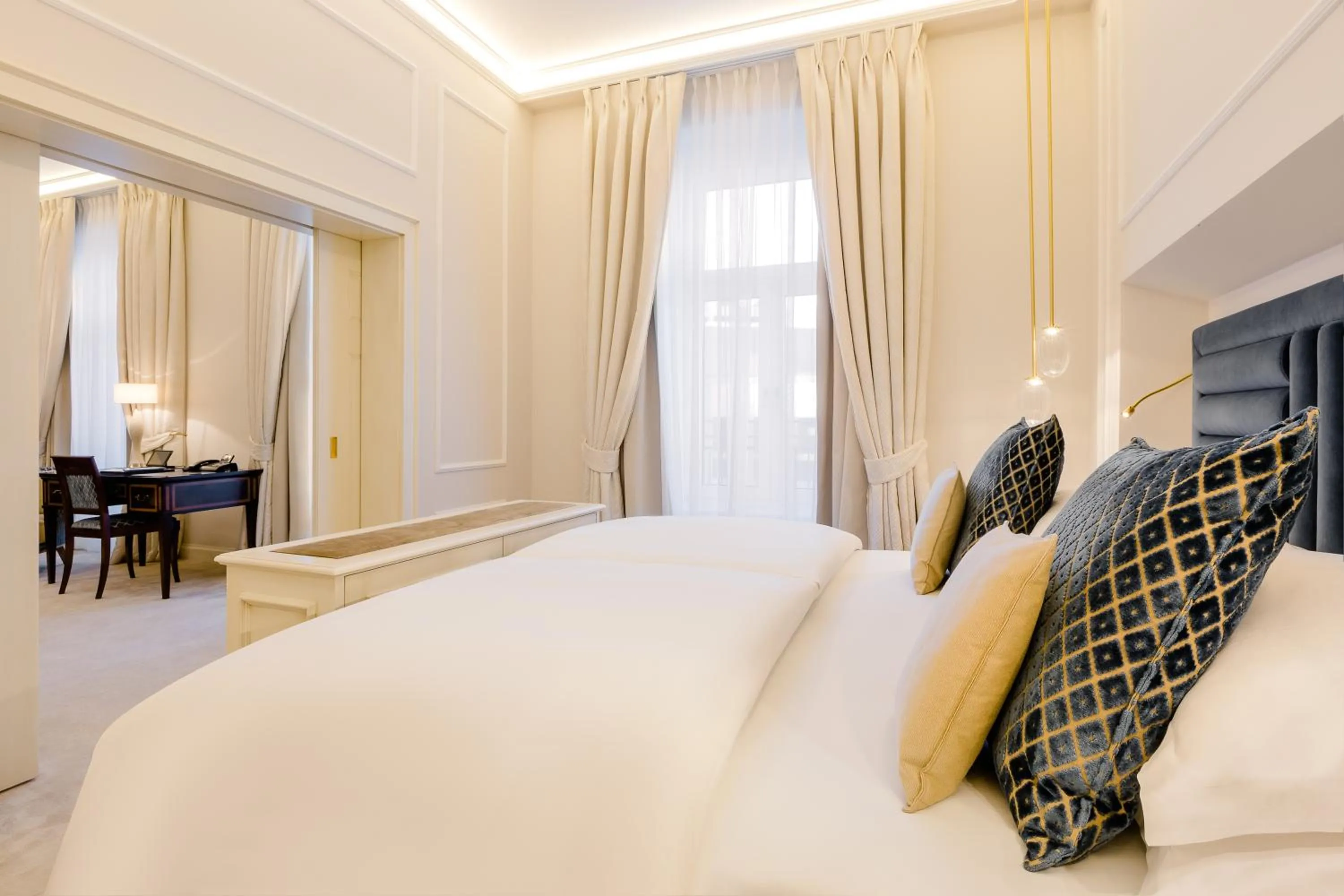 Bedroom, Bed in Excelsior Hotel Ernst am Dom