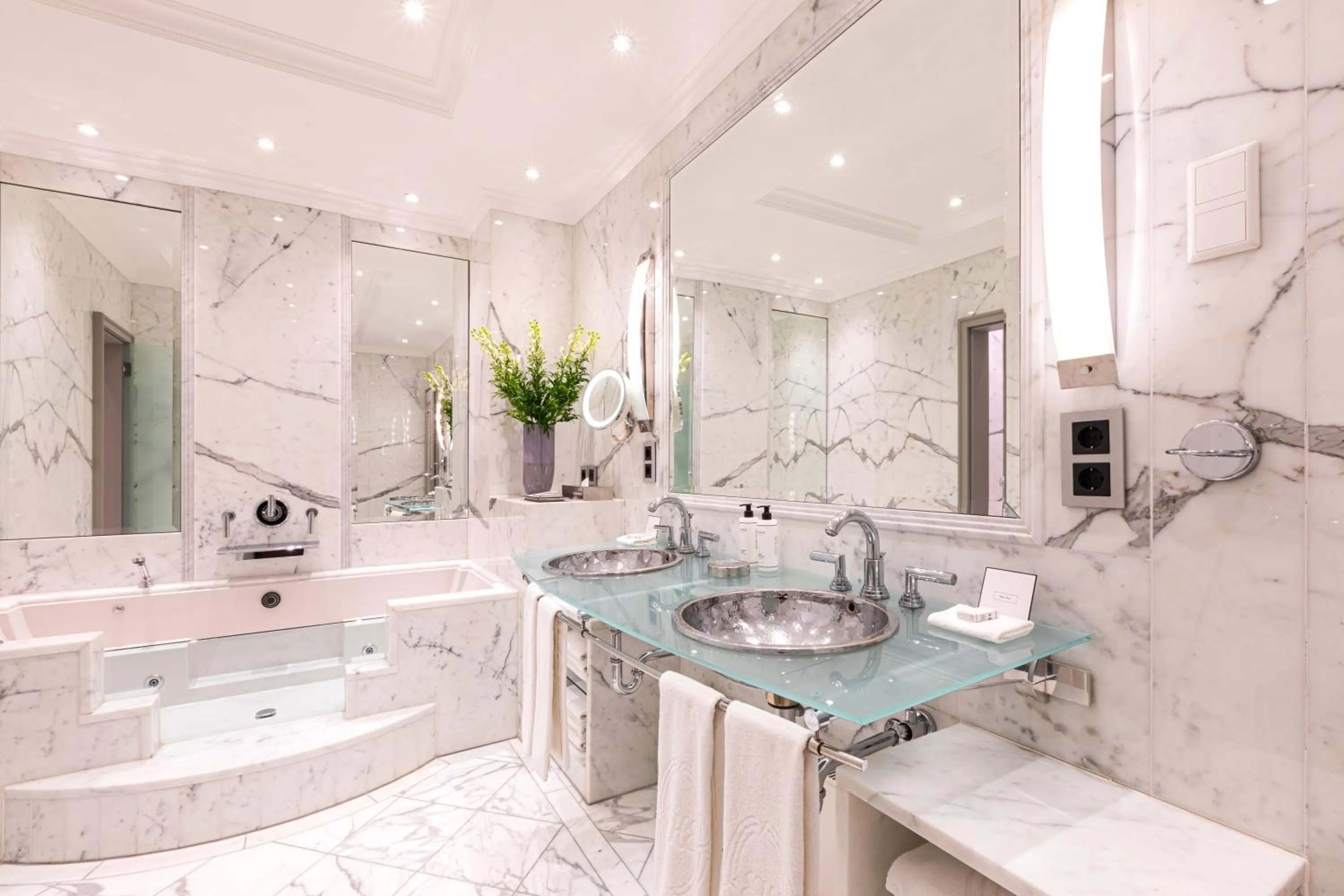 Bathroom in Excelsior Hotel Ernst am Dom