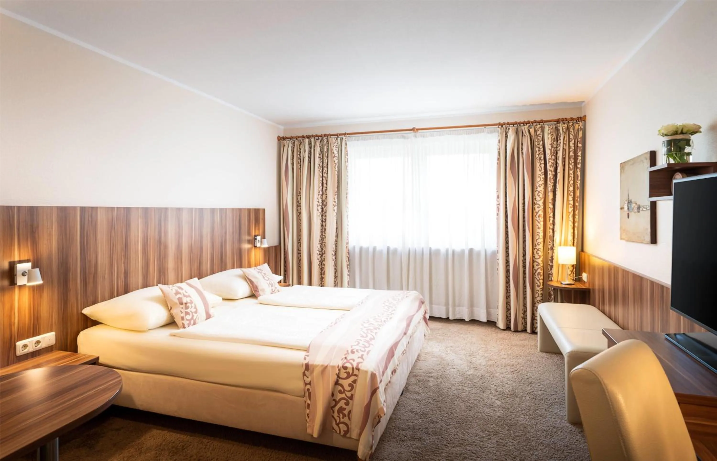 Photo of the whole room, Bed in QU Hotel, Trademark Collection by Wyndham