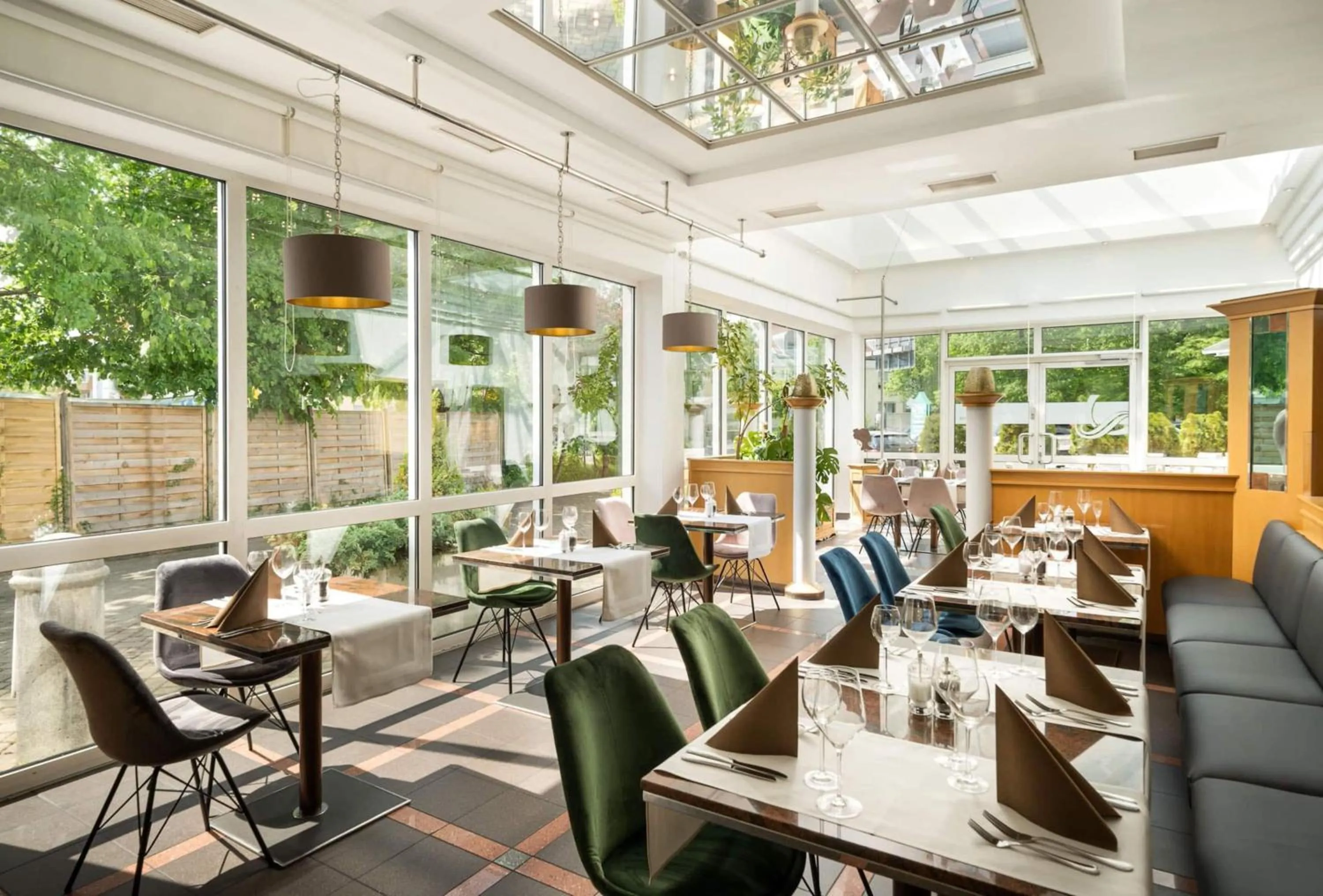 Restaurant/places to eat in QU Hotel, Trademark Collection by Wyndham