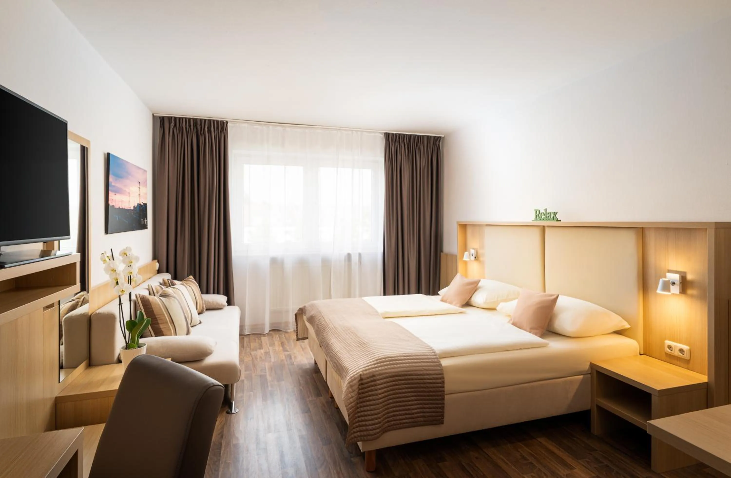 Photo of the whole room, Bed in QU Hotel Augsburg