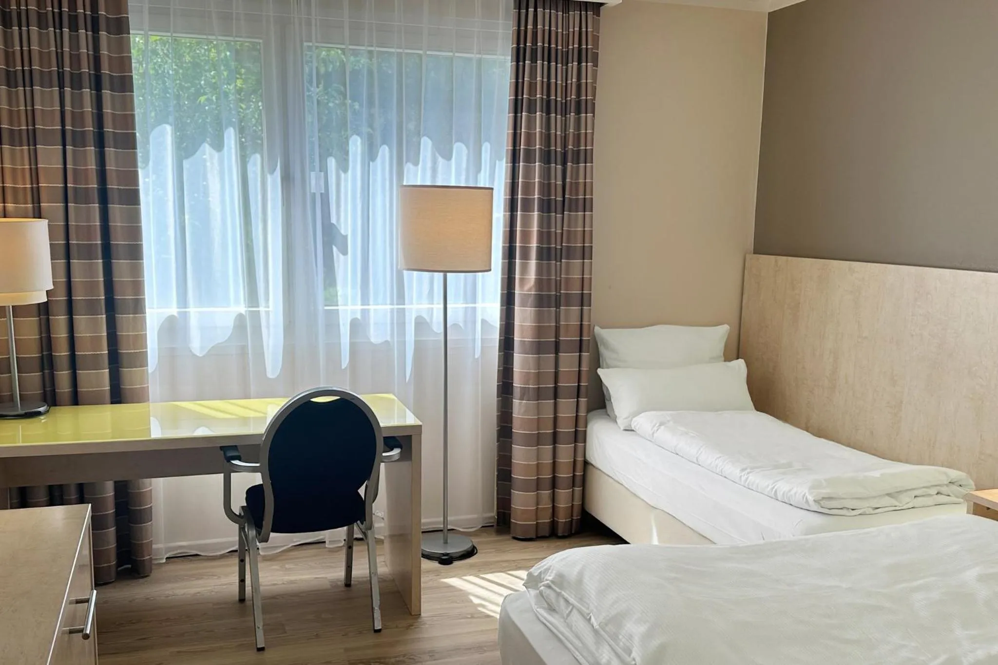 Photo of the whole room, Bed in Garner Hotel Mainz by IHG