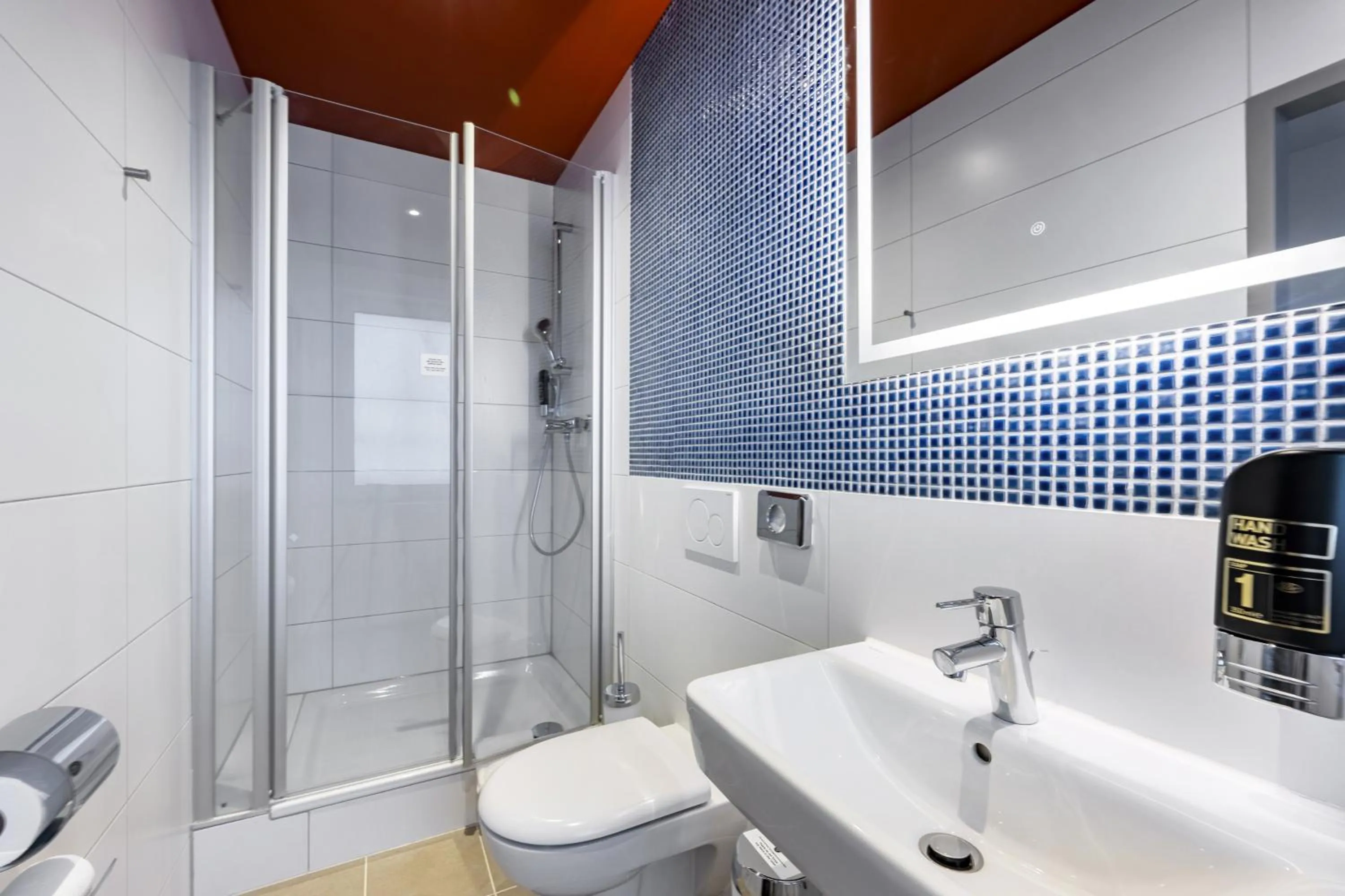 Bathroom in MEININGER Hotel München Zentrum