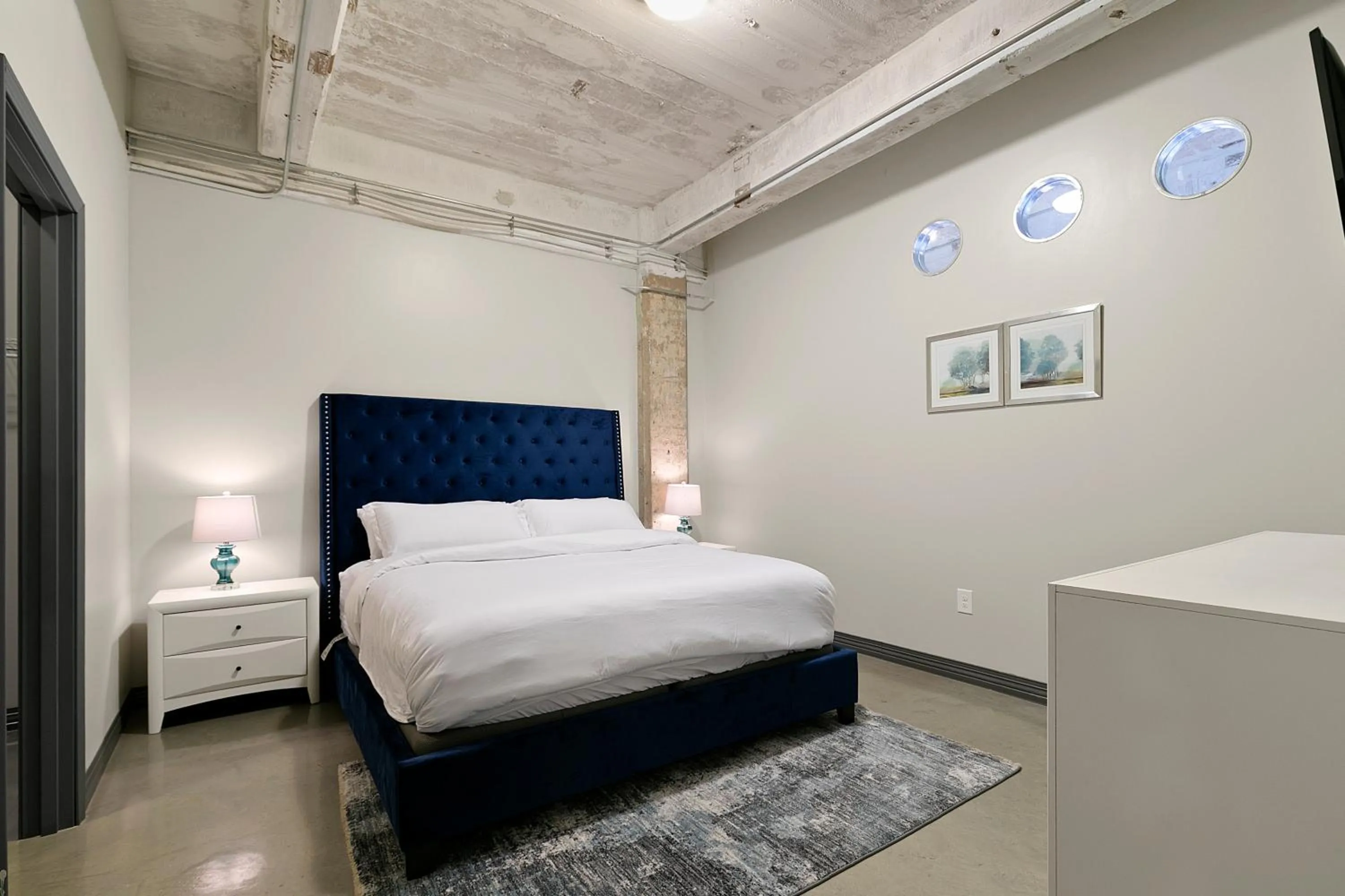 Bed in Luxury Downtown Dallas Stay by Amyfinehouse