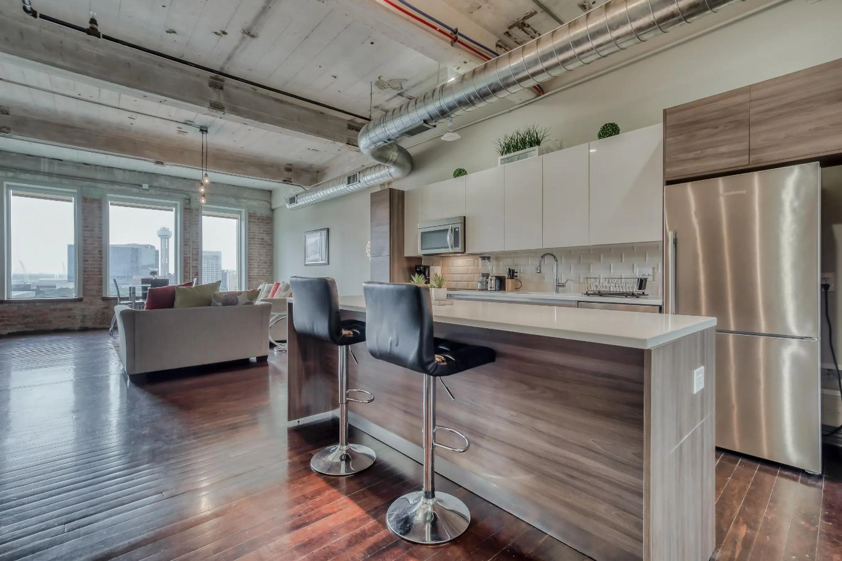 Kitchen or kitchenette in Luxury Downtown Dallas Stay by Amyfinehouse