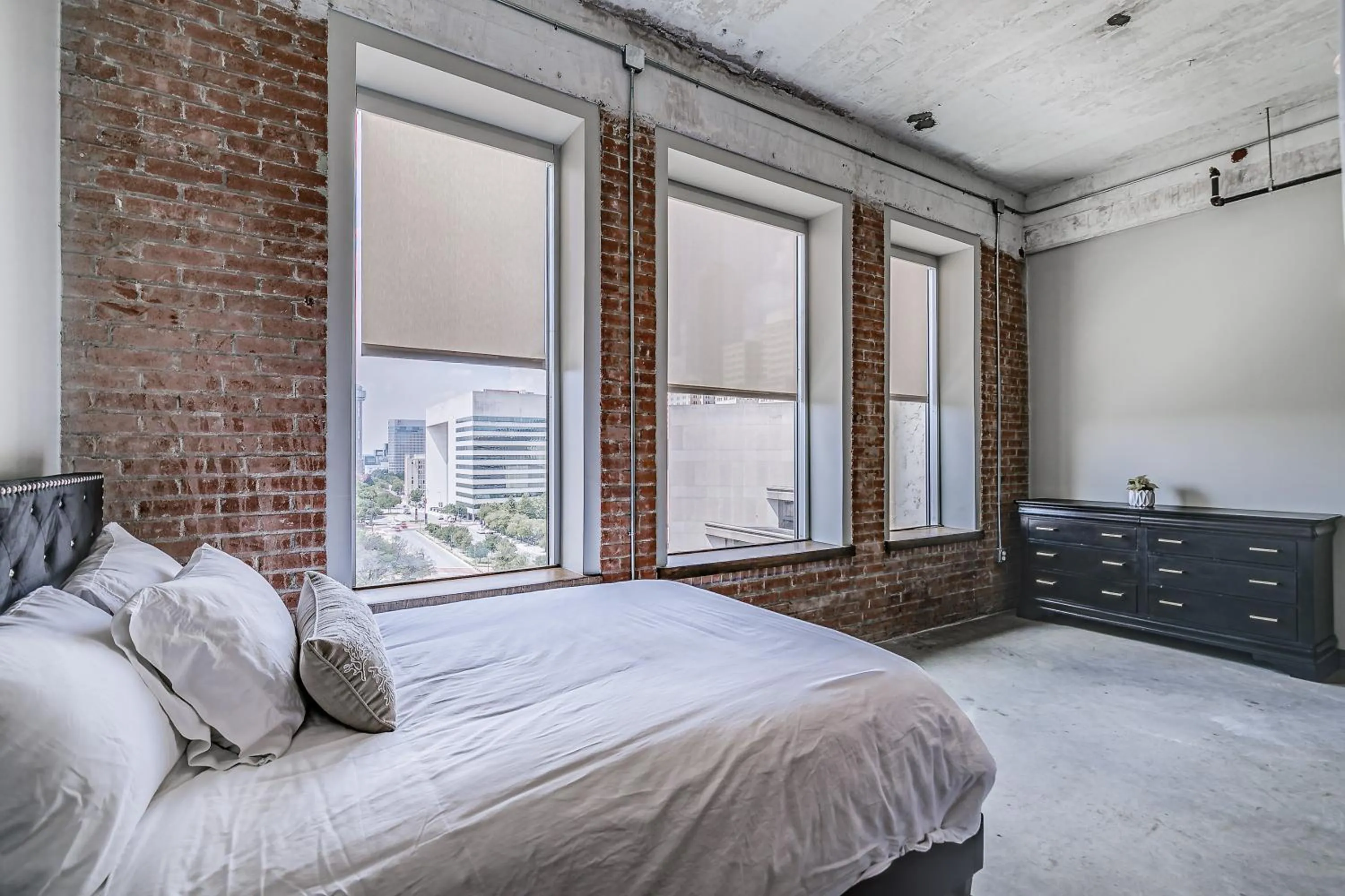 Bed in Luxury Downtown Dallas Stay by Amyfinehouse