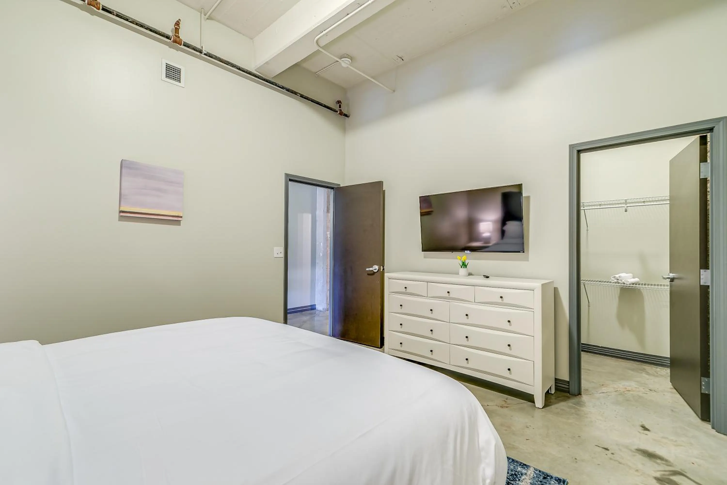 Bed in Luxury Downtown Dallas Stay by Amyfinehouse