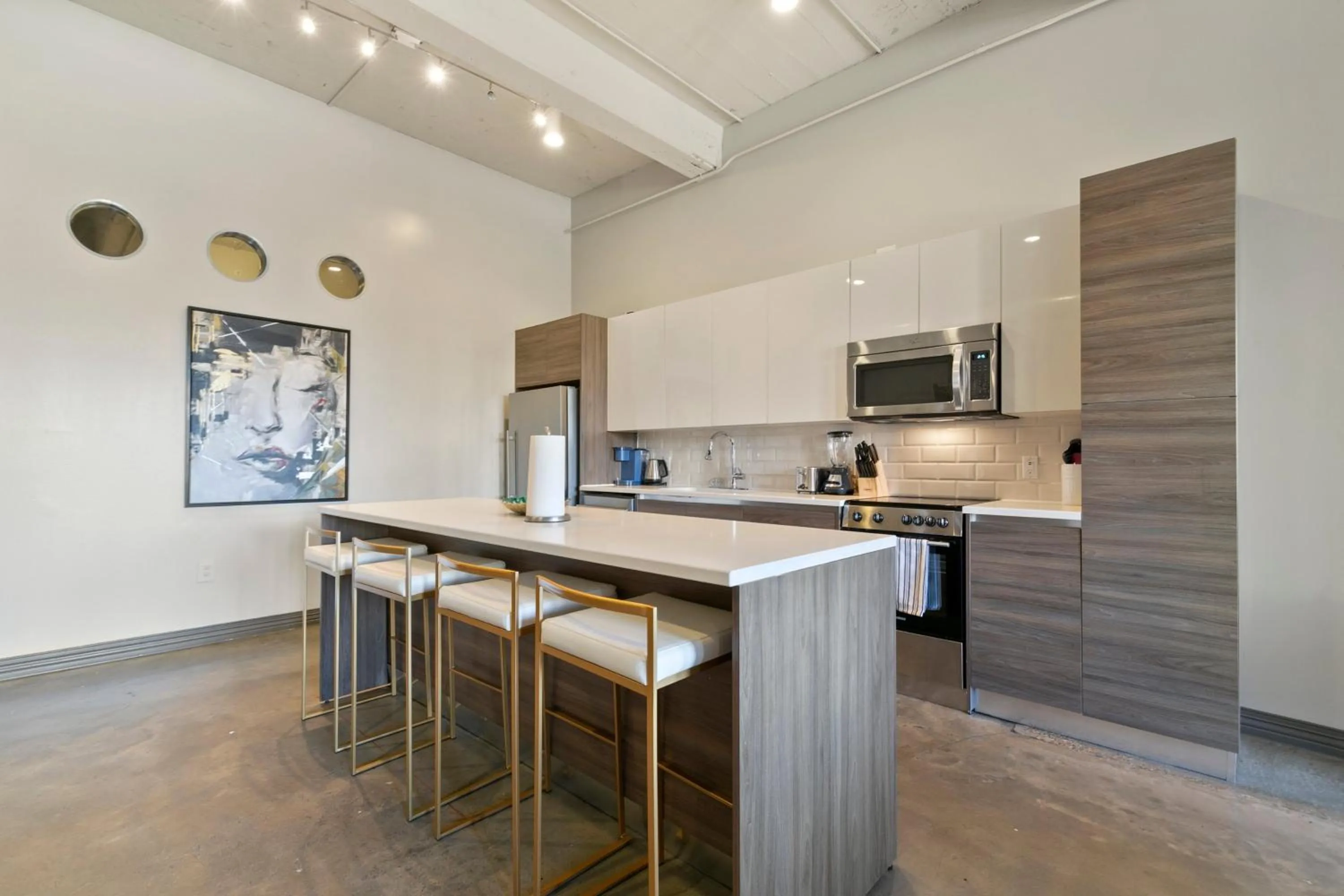 Kitchen or kitchenette in Luxury Downtown Dallas Stay by Amyfinehouse