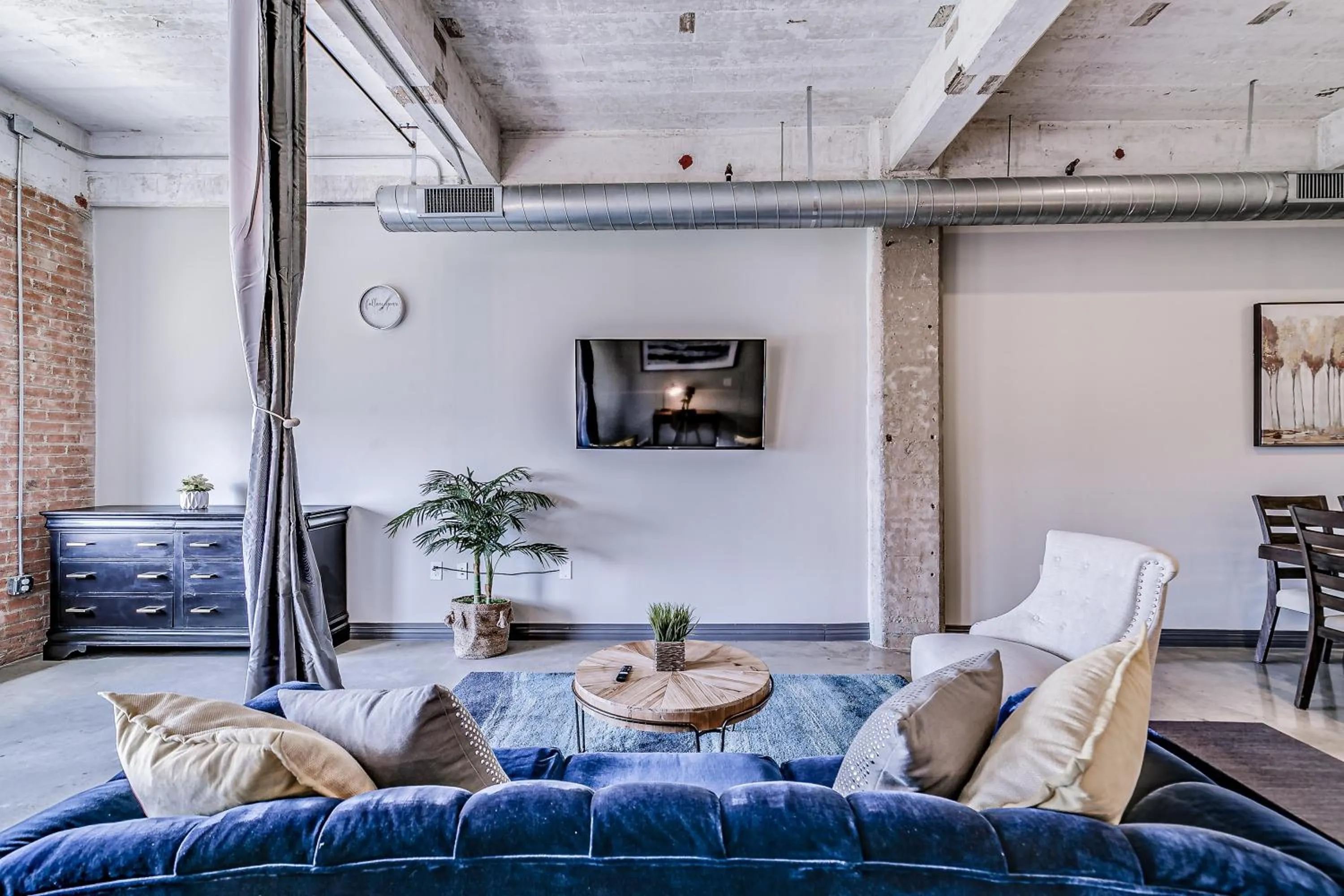 TV and multimedia in Luxury Downtown Dallas Stay by Amyfinehouse