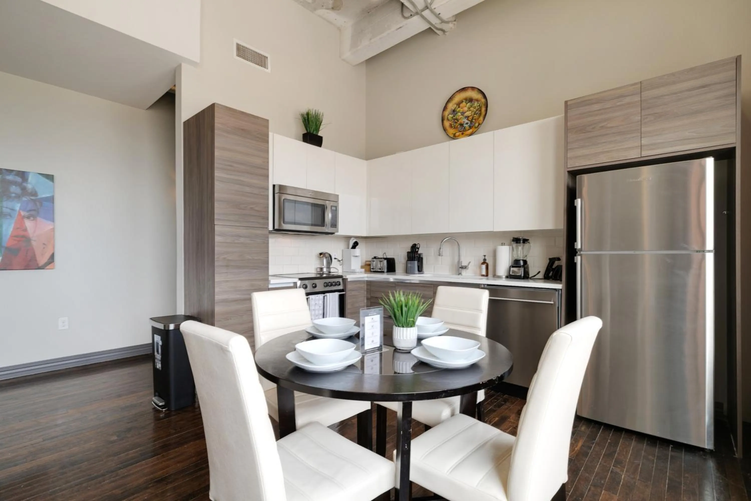 Kitchen or kitchenette in Luxury Downtown Dallas Stay by Amyfinehouse