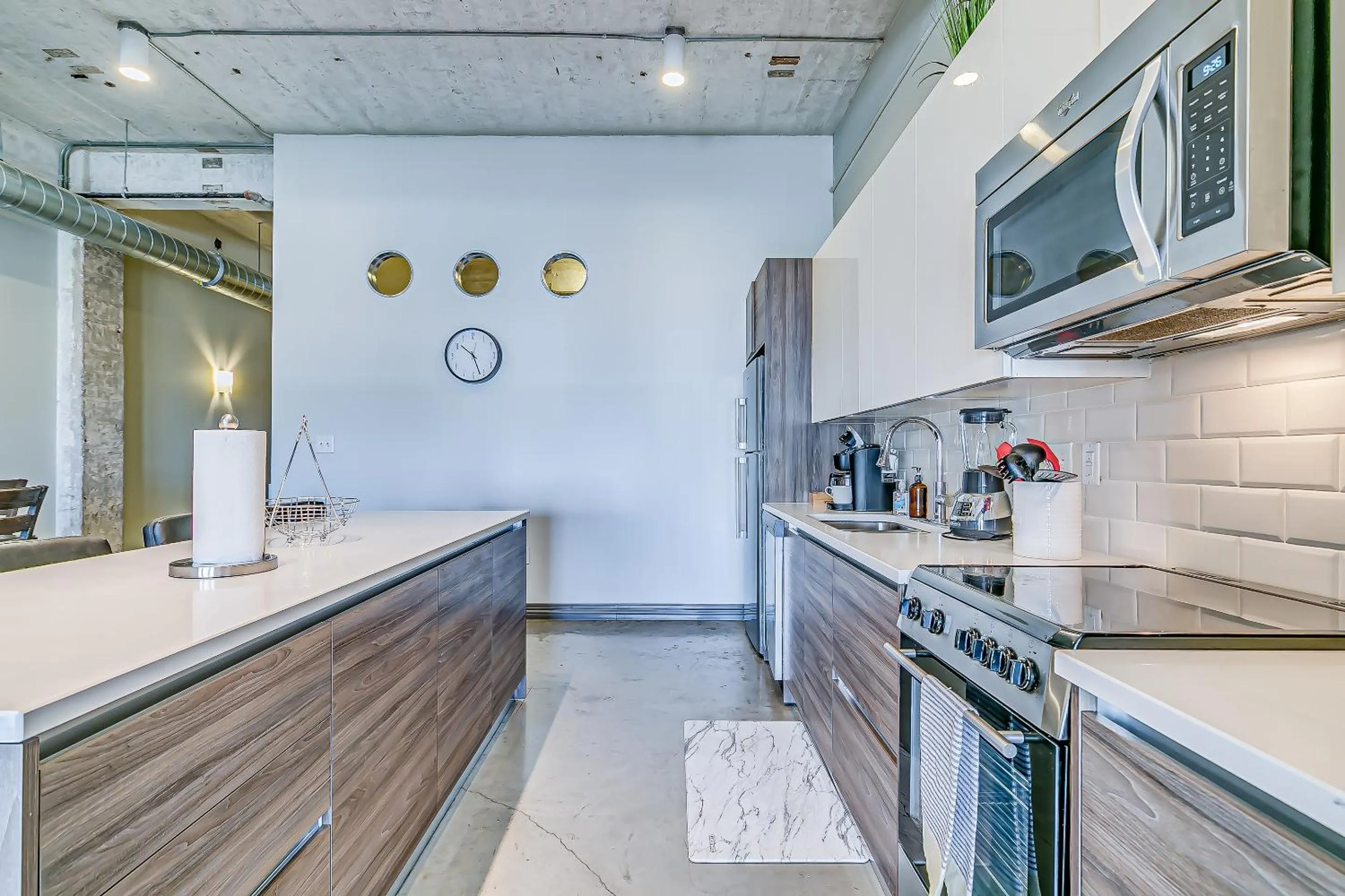 Kitchen or kitchenette in Luxury Downtown Dallas Stay by Amyfinehouse