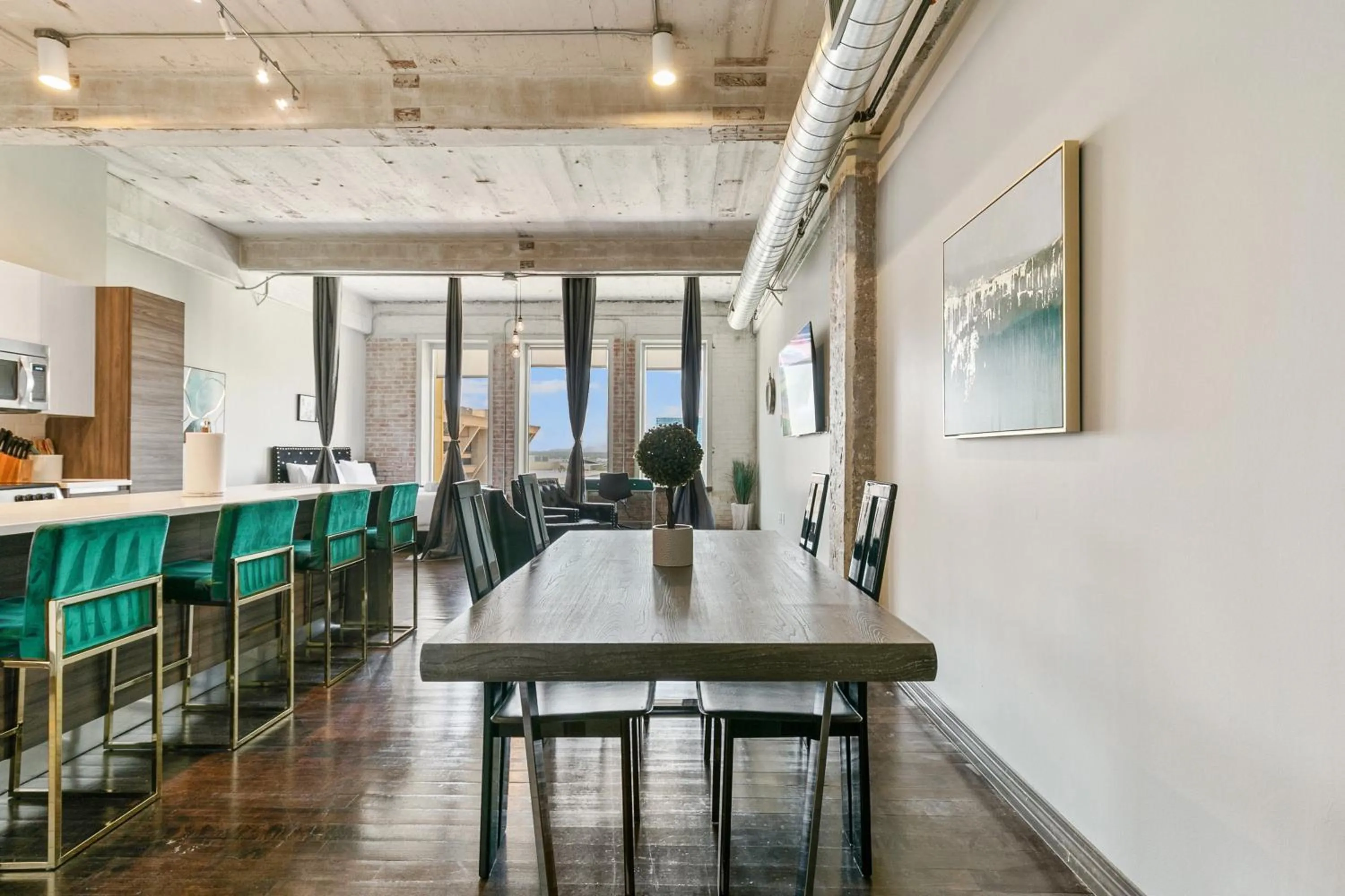 Dining area in Luxury Downtown Dallas Stay by Amyfinehouse