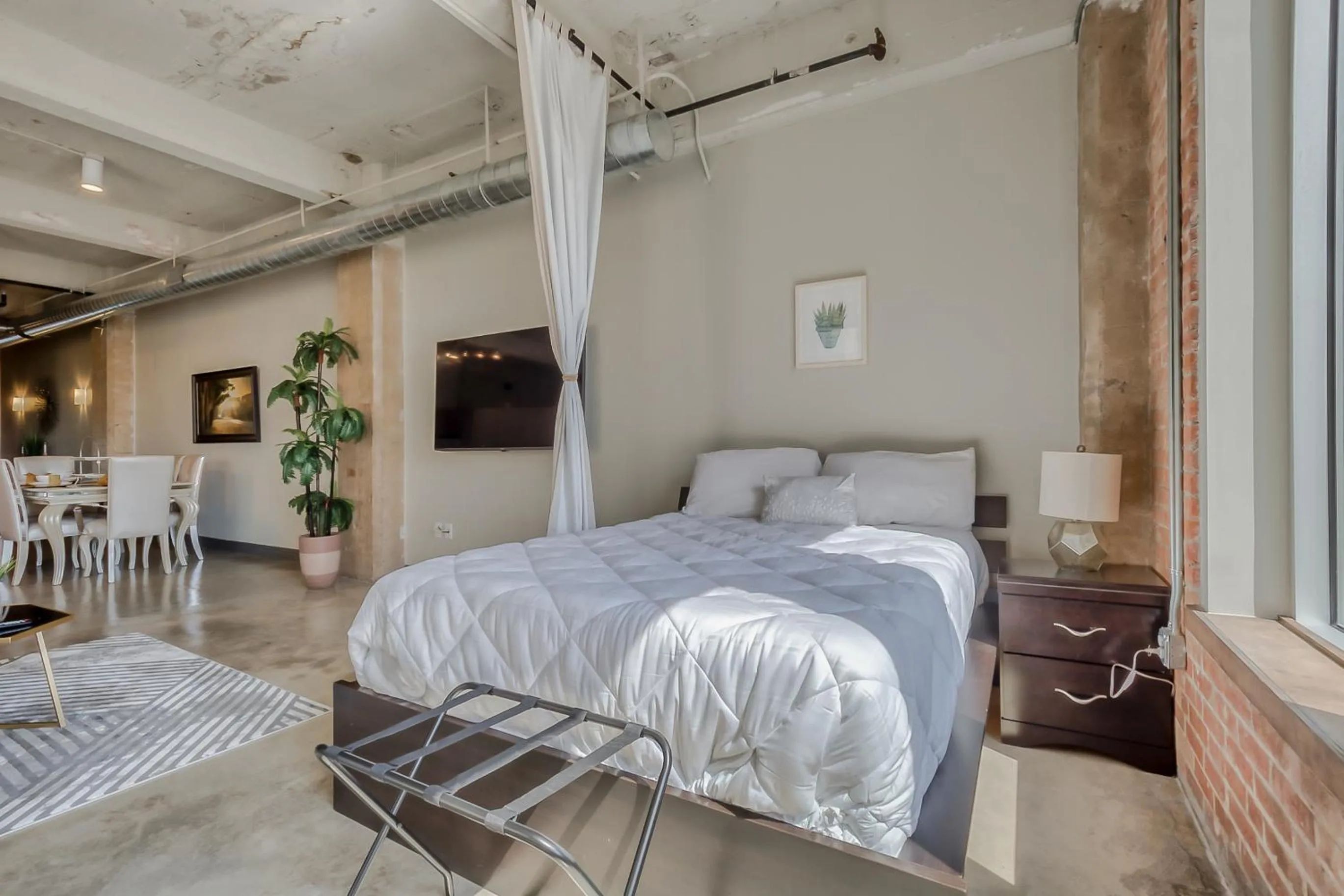 Bed in Luxury Downtown Dallas Stay by Amyfinehouse