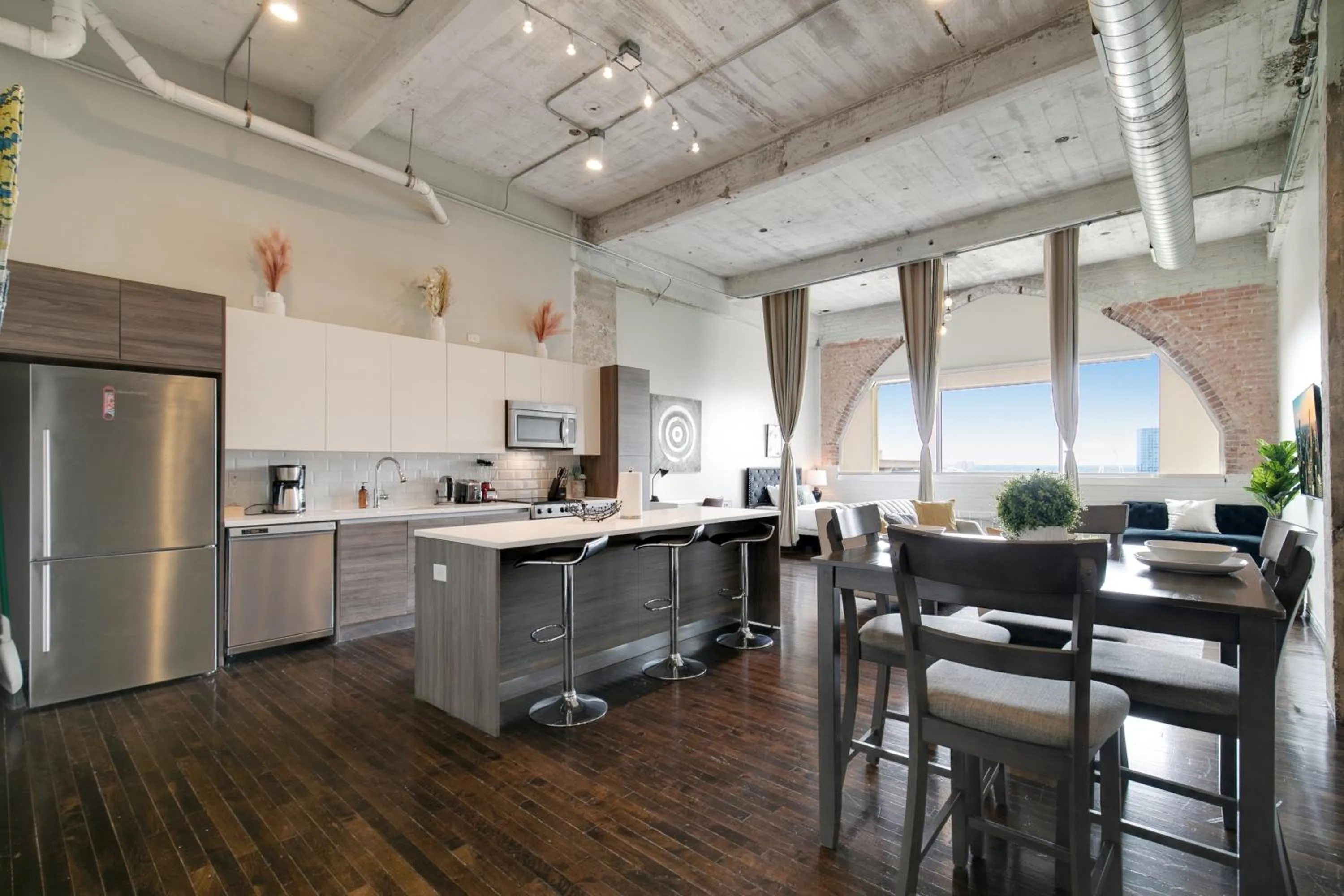 Kitchen or kitchenette in Luxury Downtown Dallas Stay by Amyfinehouse