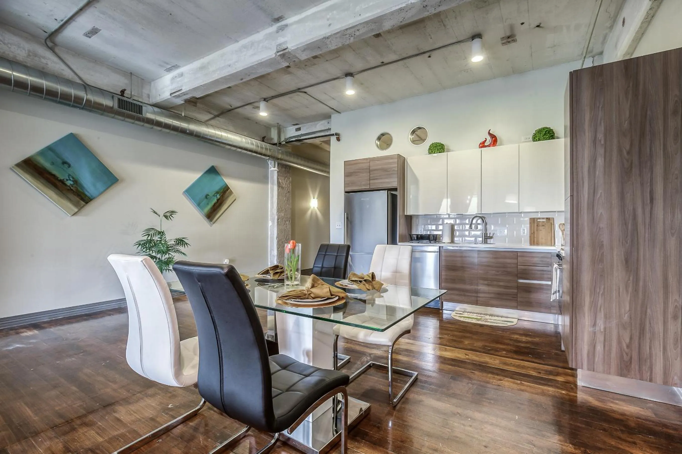 Kitchen or kitchenette in Luxury Downtown Dallas Stay by Amyfinehouse