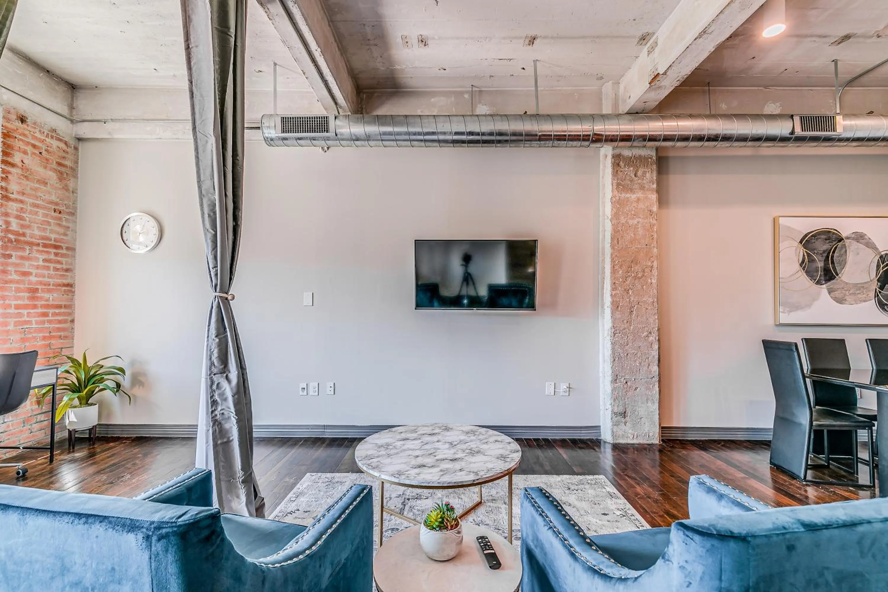 TV and multimedia in Luxury Downtown Dallas Stay by Amyfinehouse