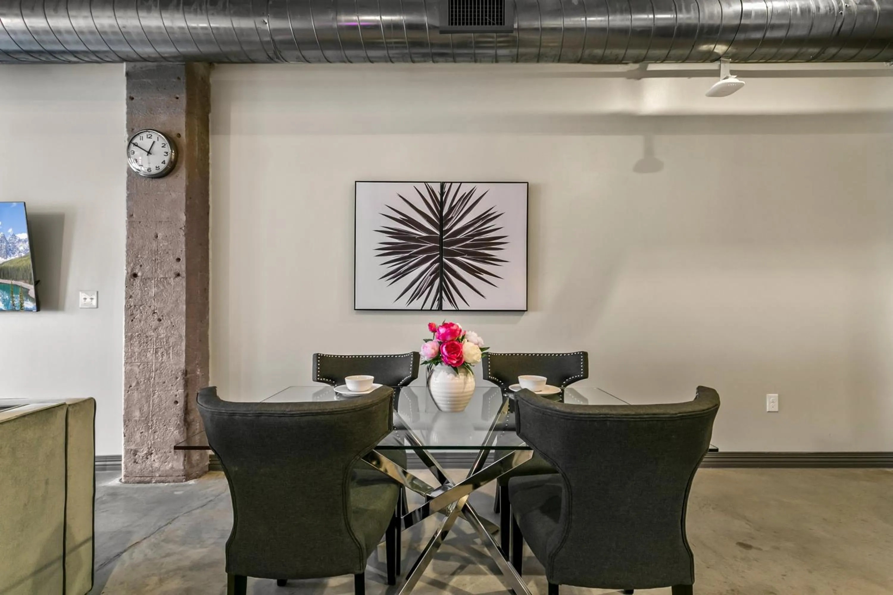 Dining area in Luxury Downtown Dallas Stay by Amyfinehouse