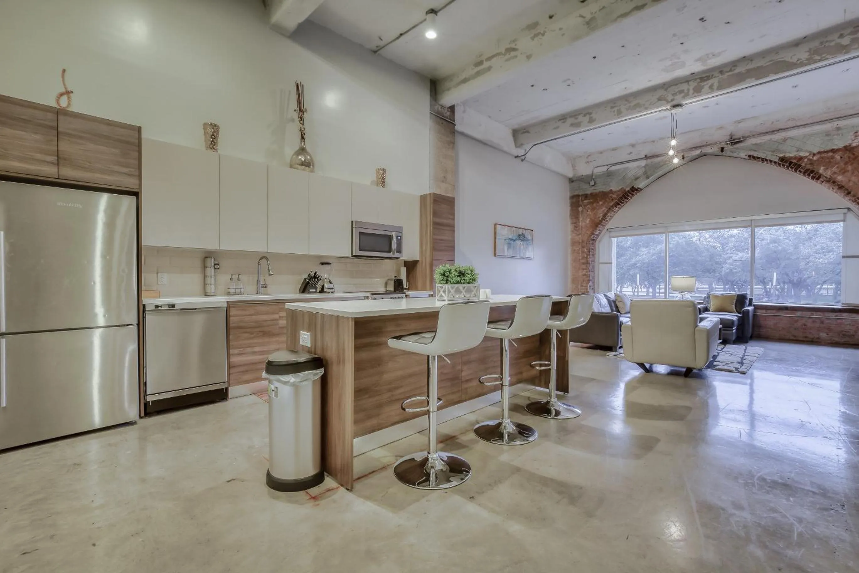 Kitchen or kitchenette in Luxury Downtown Dallas Stay by Amyfinehouse