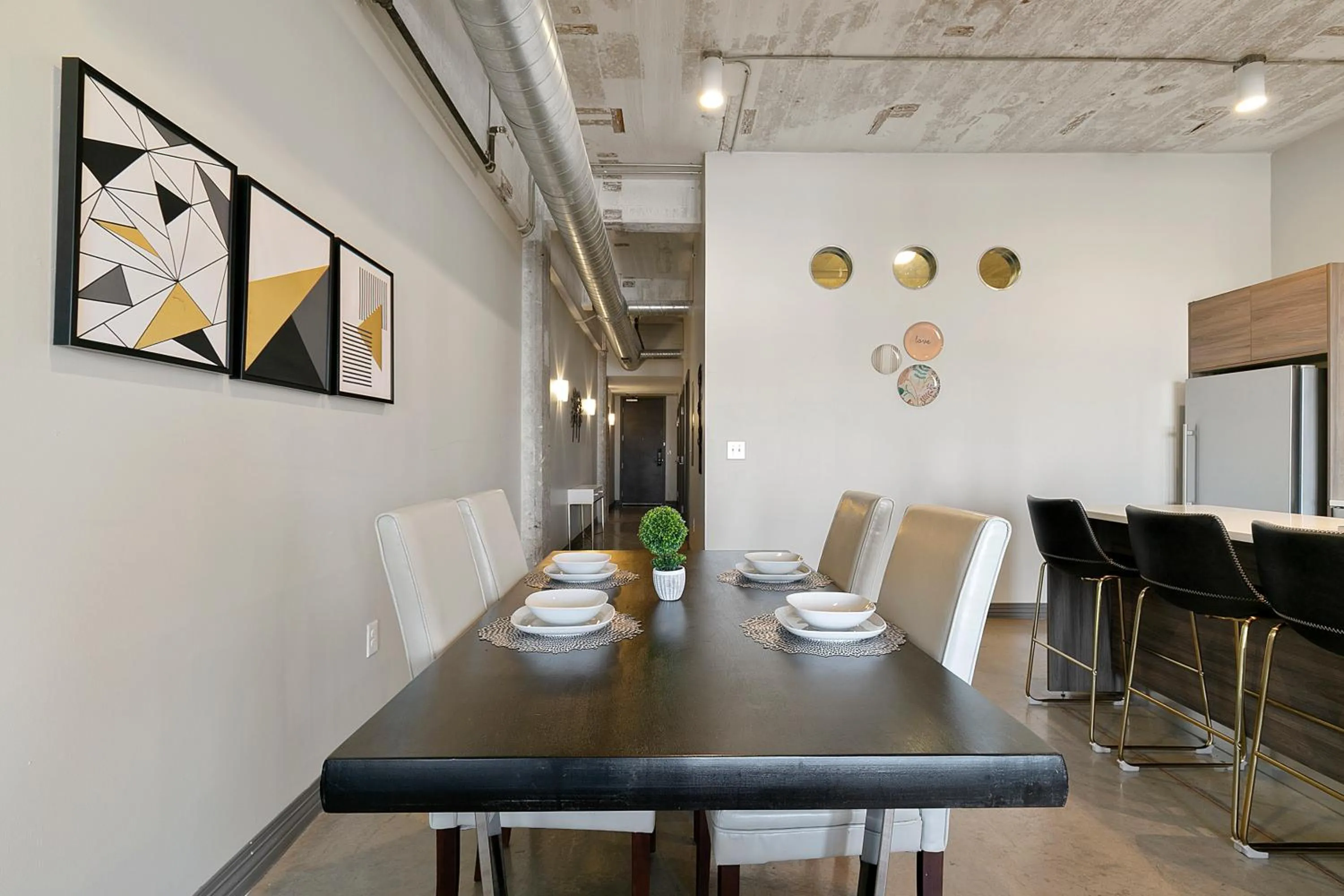 Seating area in Luxury Downtown Dallas Stay by Amyfinehouse