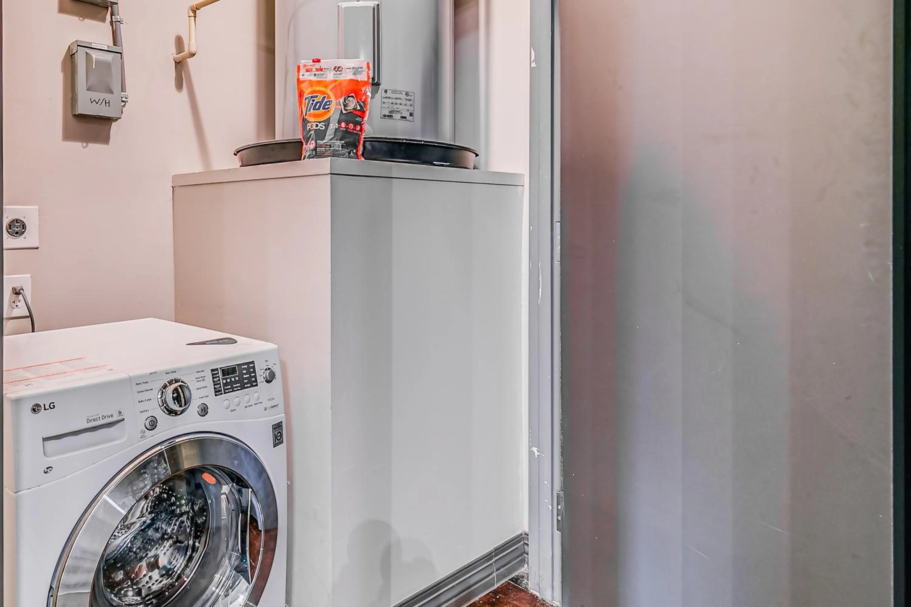 washing machine in Luxury Downtown Dallas Stay by Amyfinehouse