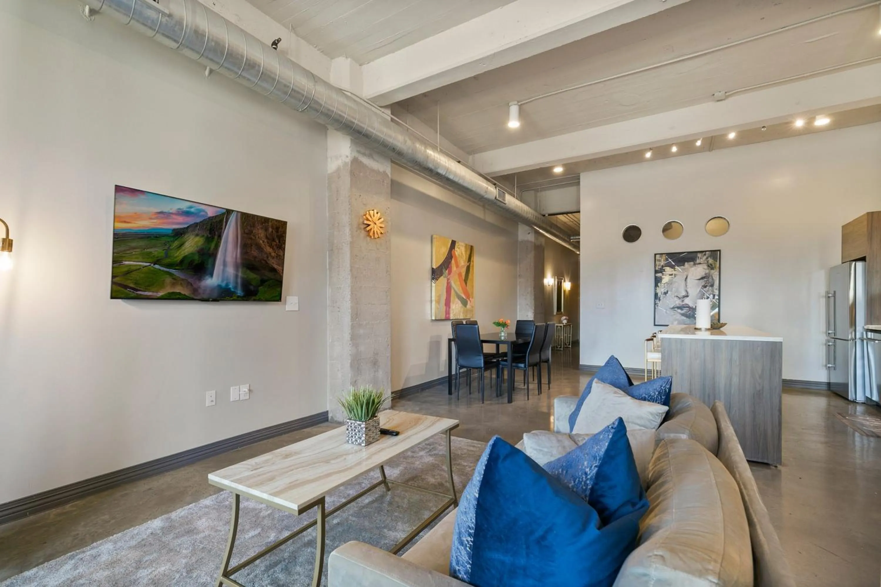 TV and multimedia in Luxury Downtown Dallas Stay by Amyfinehouse