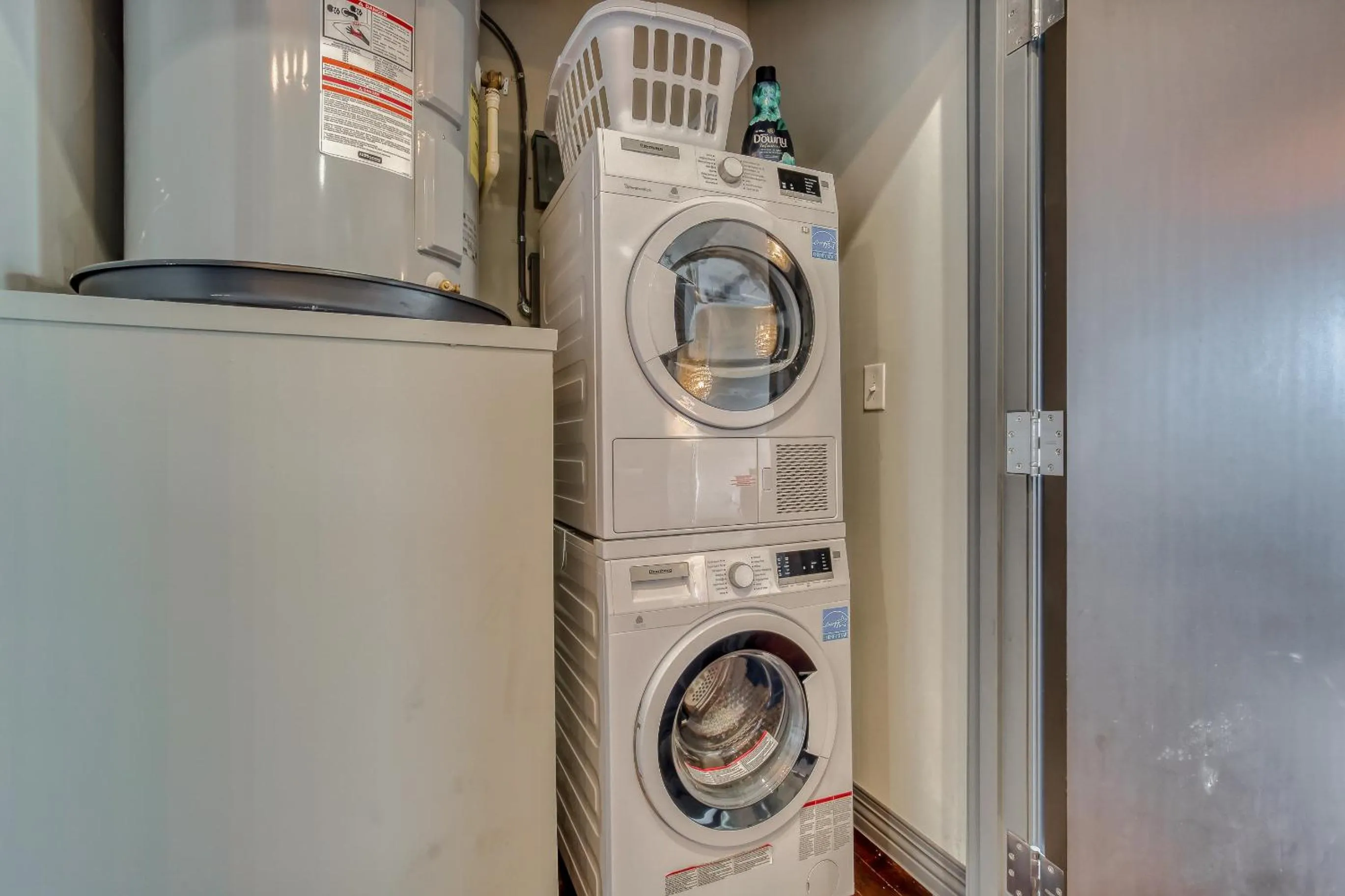 washing machine in Luxury Downtown Dallas Stay by Amyfinehouse