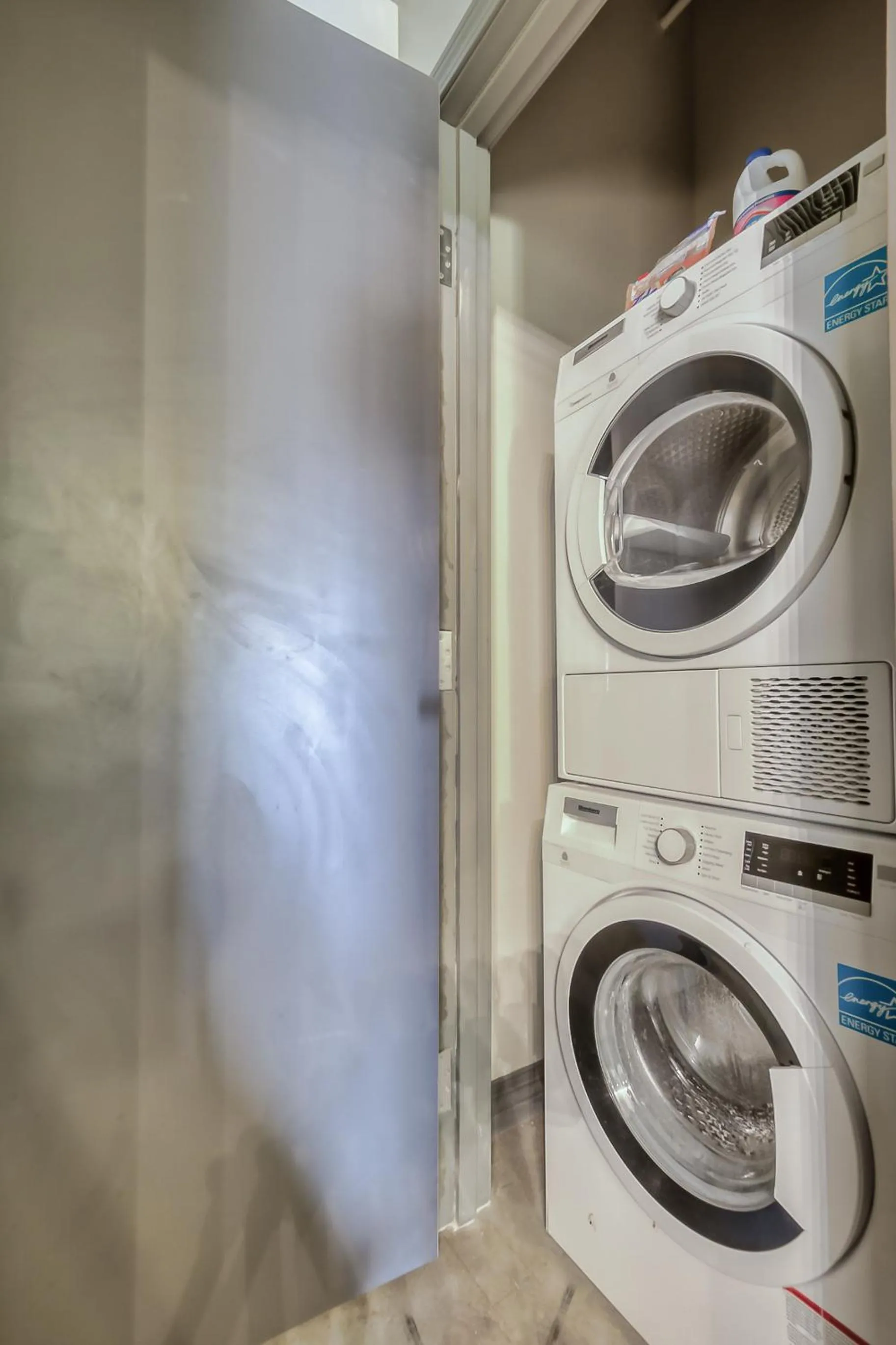 washing machine in Luxury Downtown Dallas Stay by Amyfinehouse