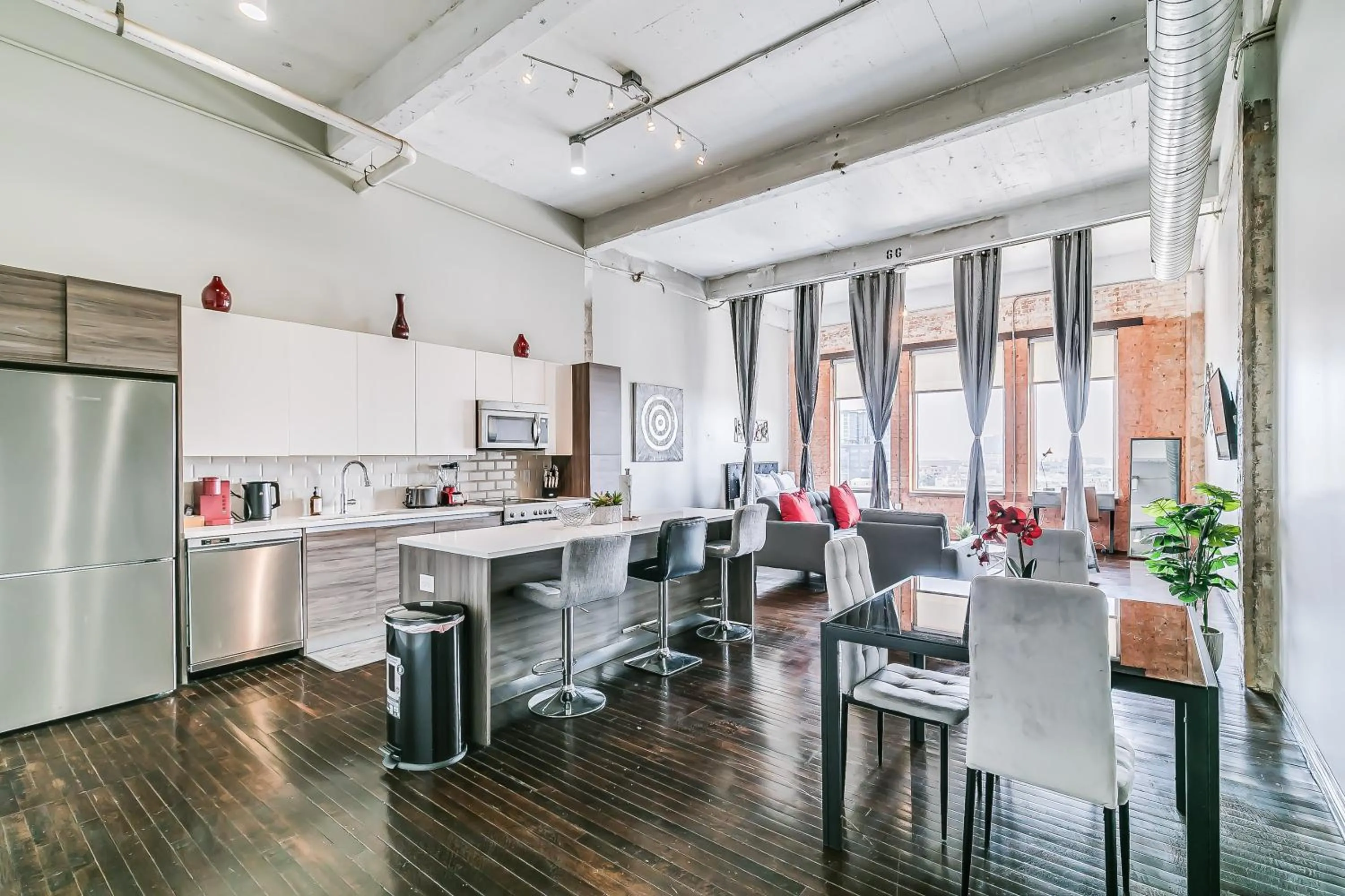 Kitchen or kitchenette in Luxury Downtown Dallas Stay by Amyfinehouse