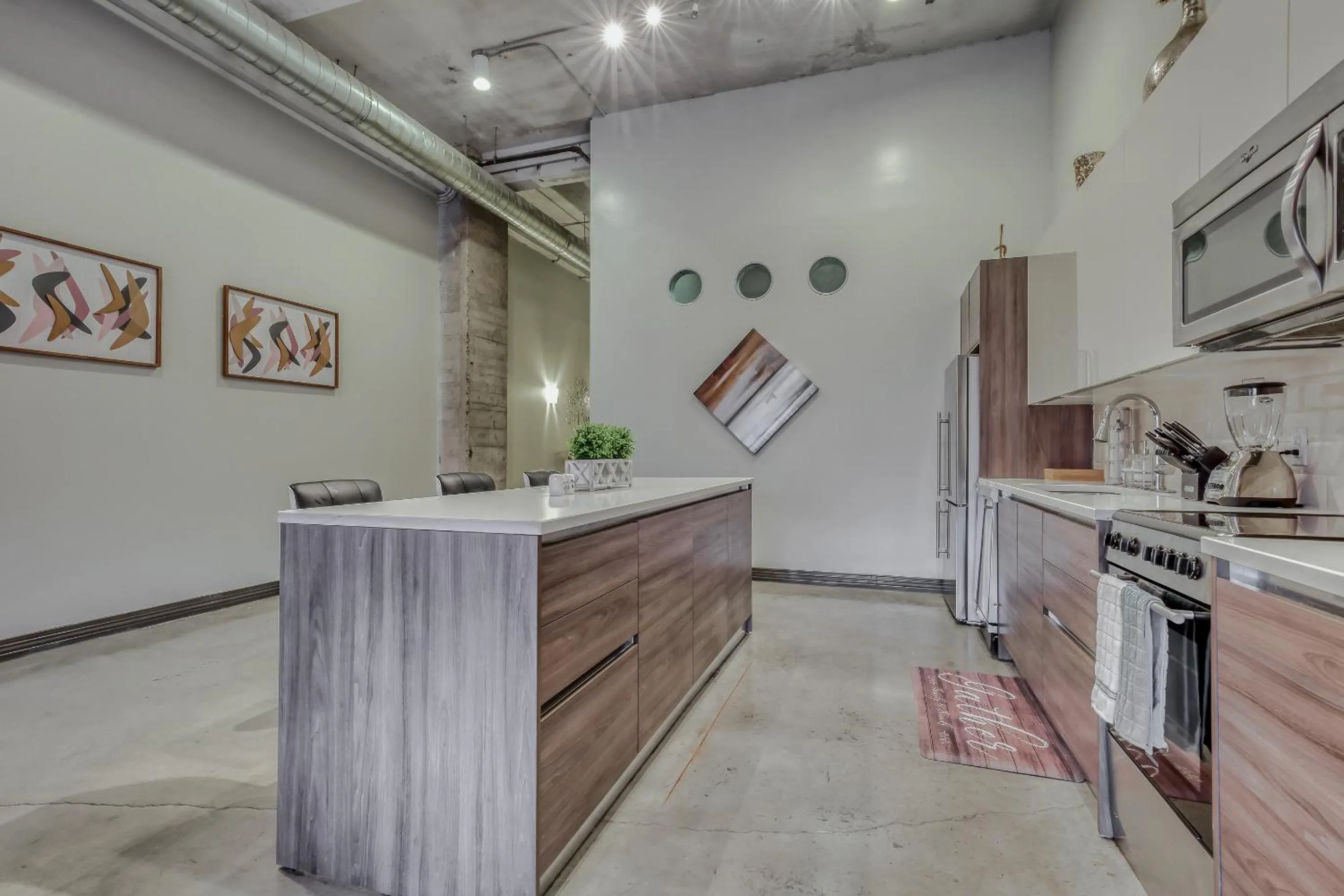 Kitchen or kitchenette in Luxury Downtown Dallas Stay by Amyfinehouse