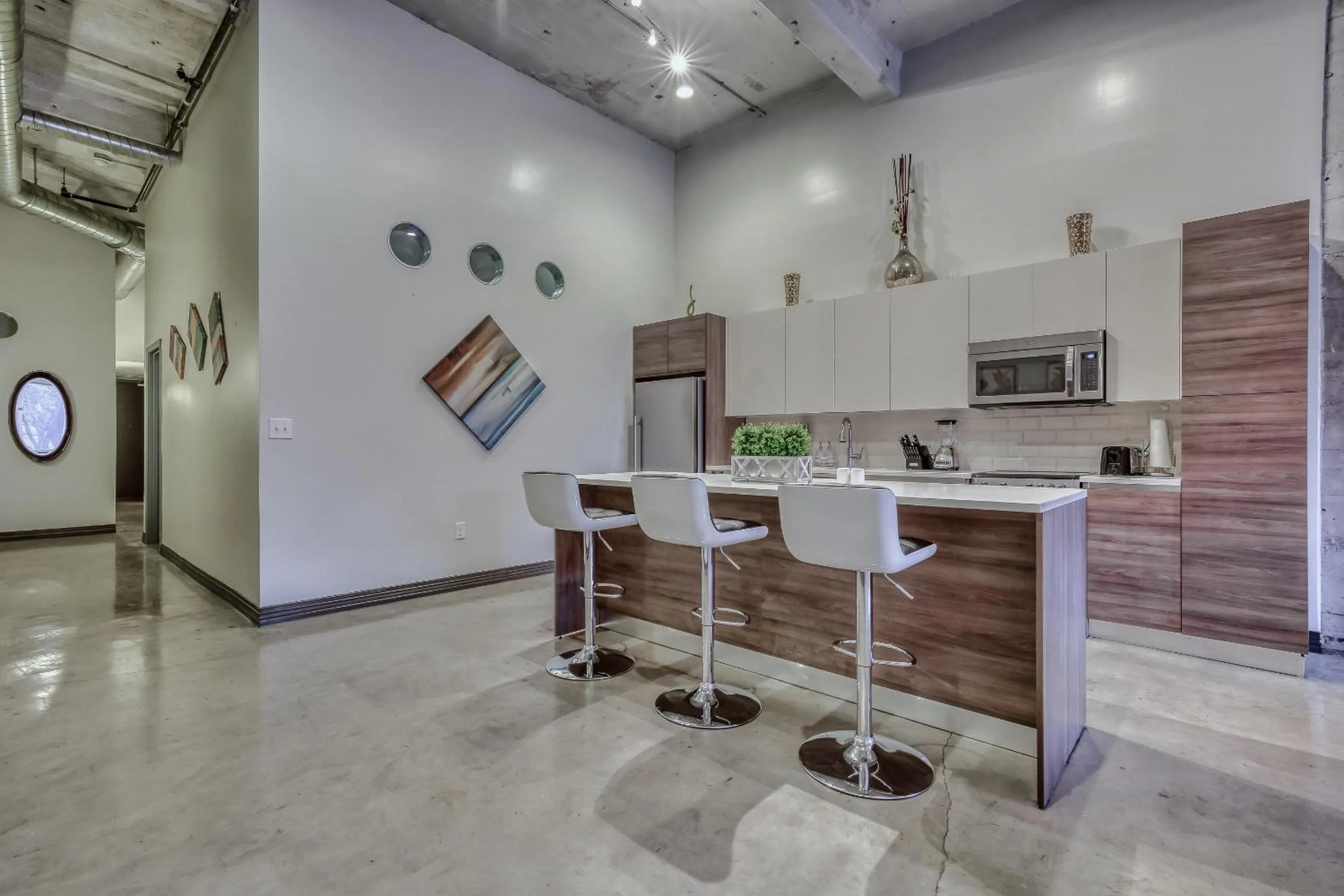 Kitchen or kitchenette in Luxury Downtown Dallas Stay by Amyfinehouse