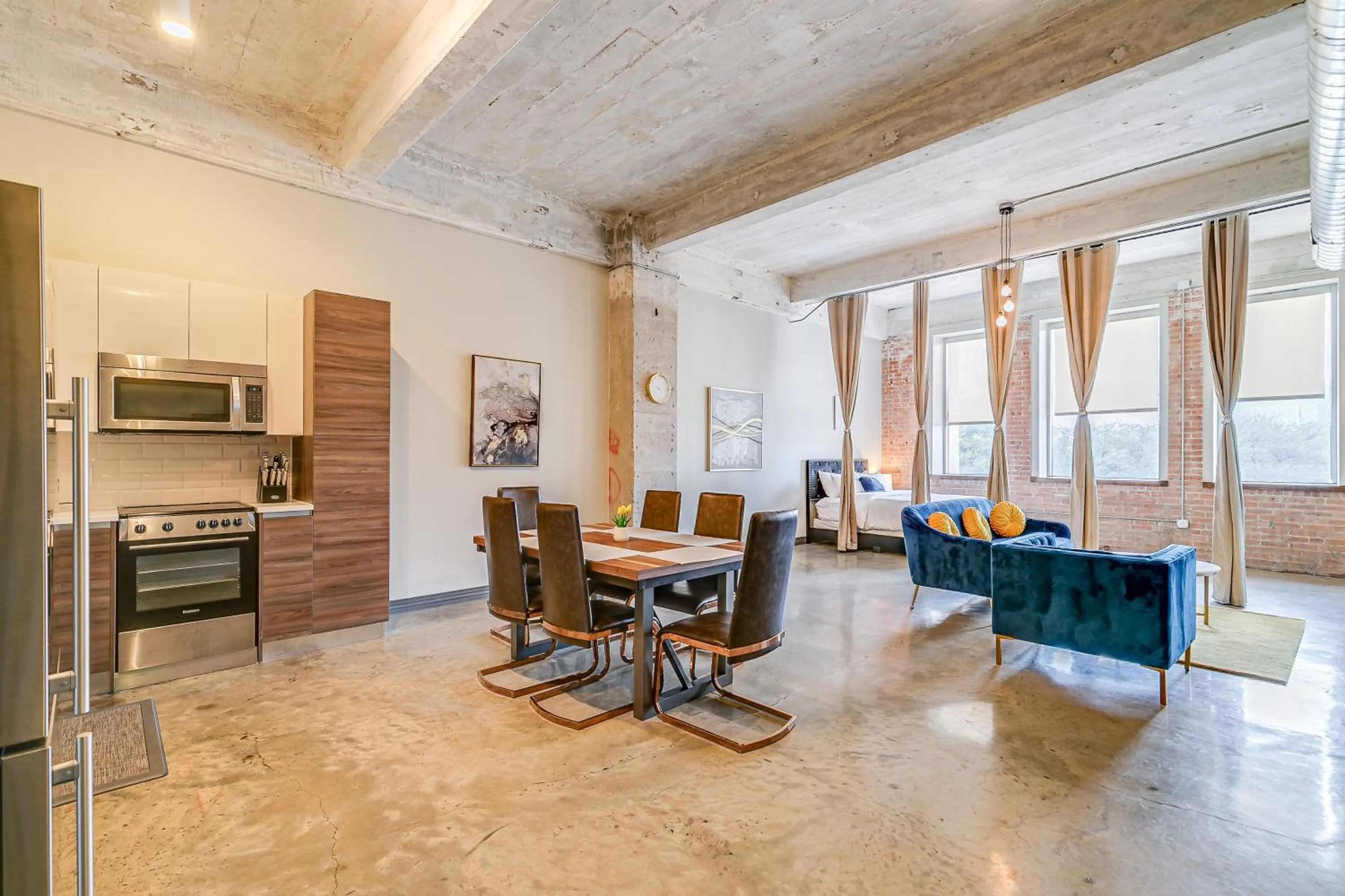 Kitchen or kitchenette in Luxury Downtown Dallas Stay by Amyfinehouse