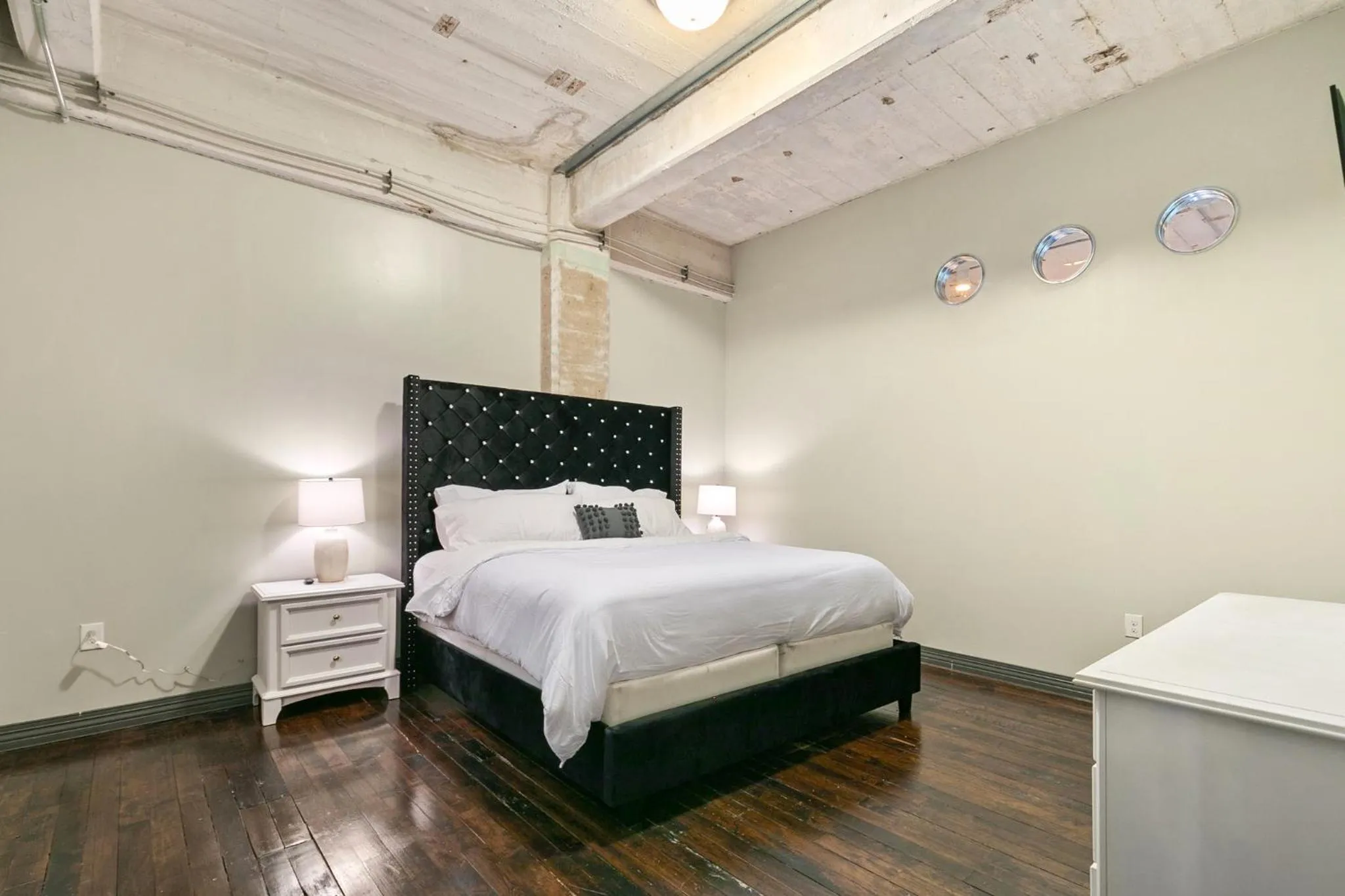 Photo of the whole room, Bed in Luxury Downtown Dallas Stay by Amyfinehouse