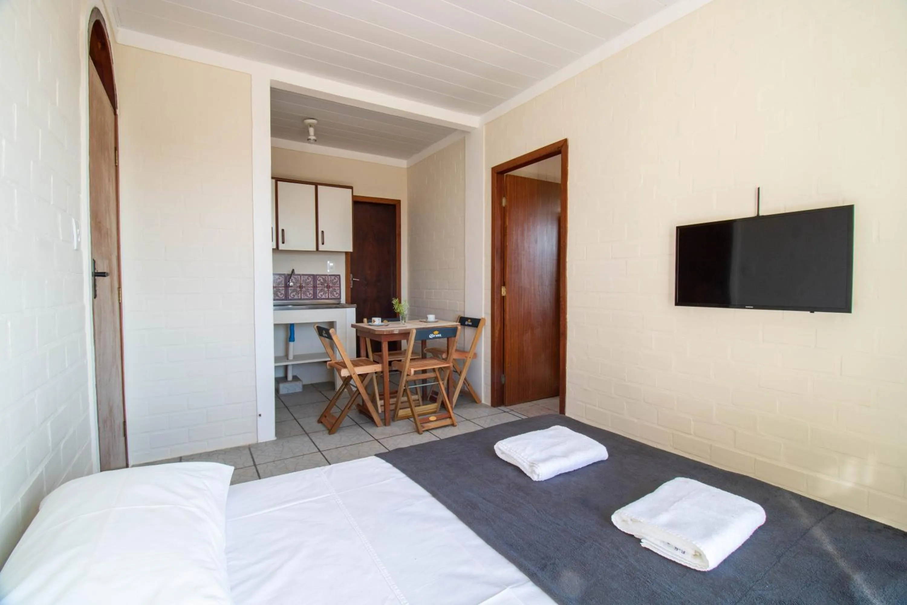 Photo of the whole room, Bed in Pousada Maré de Lua