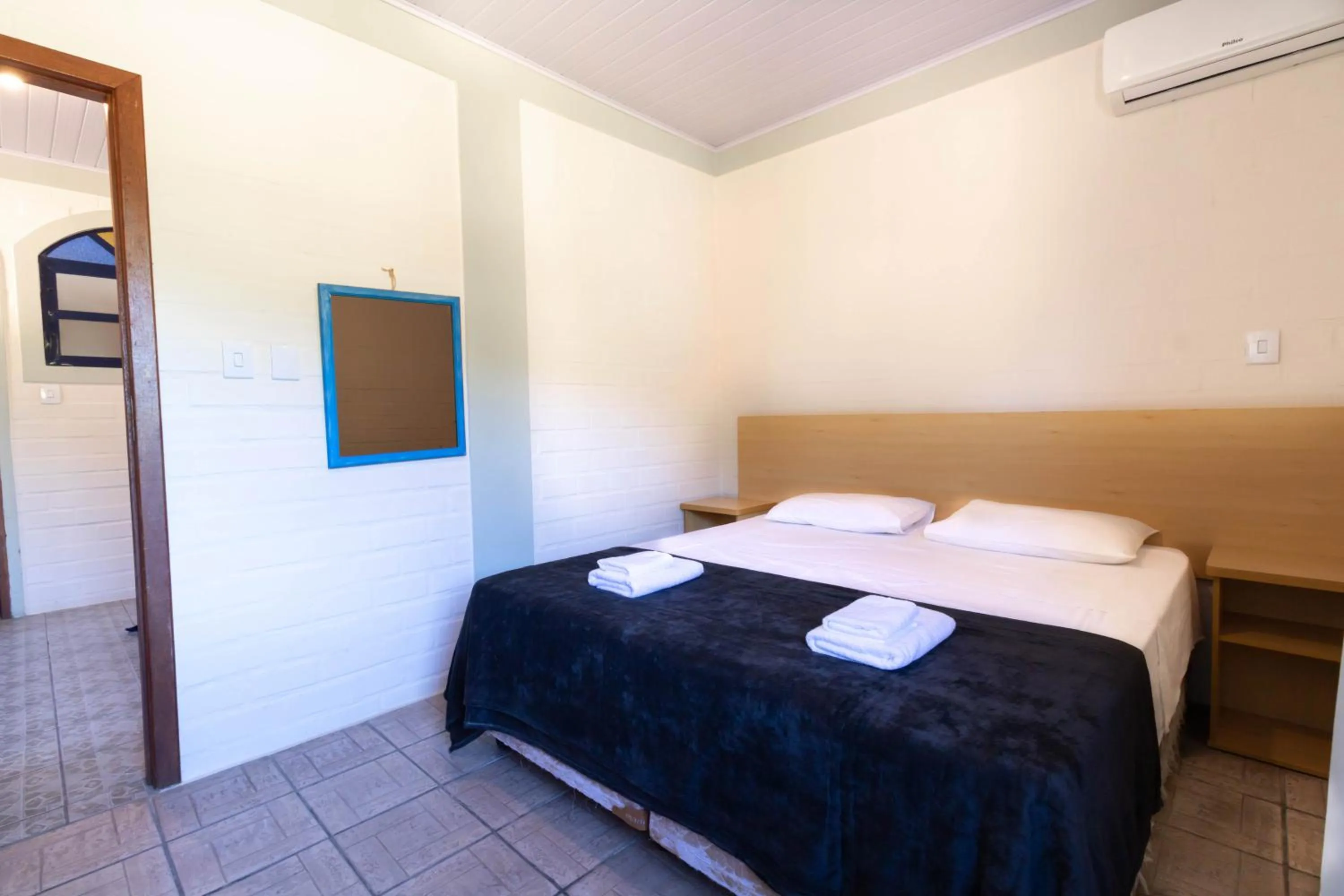 Photo of the whole room, Bed in Pousada Maré de Lua