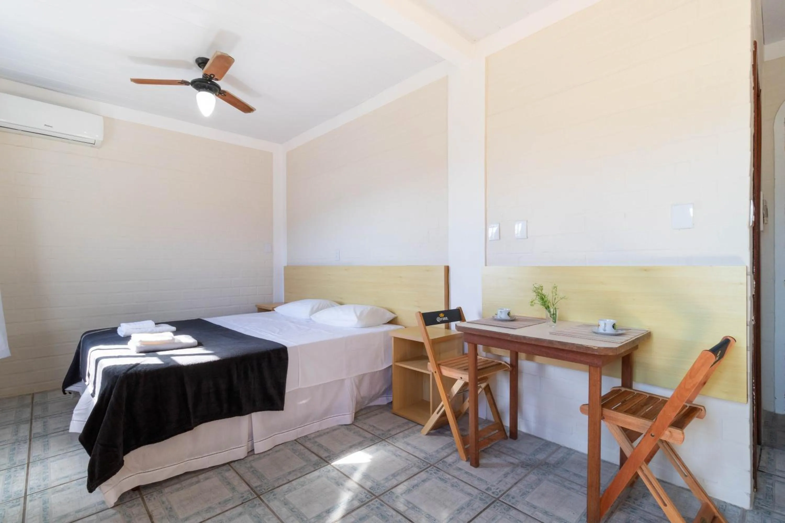 Photo of the whole room, Bed in Pousada Maré de Lua