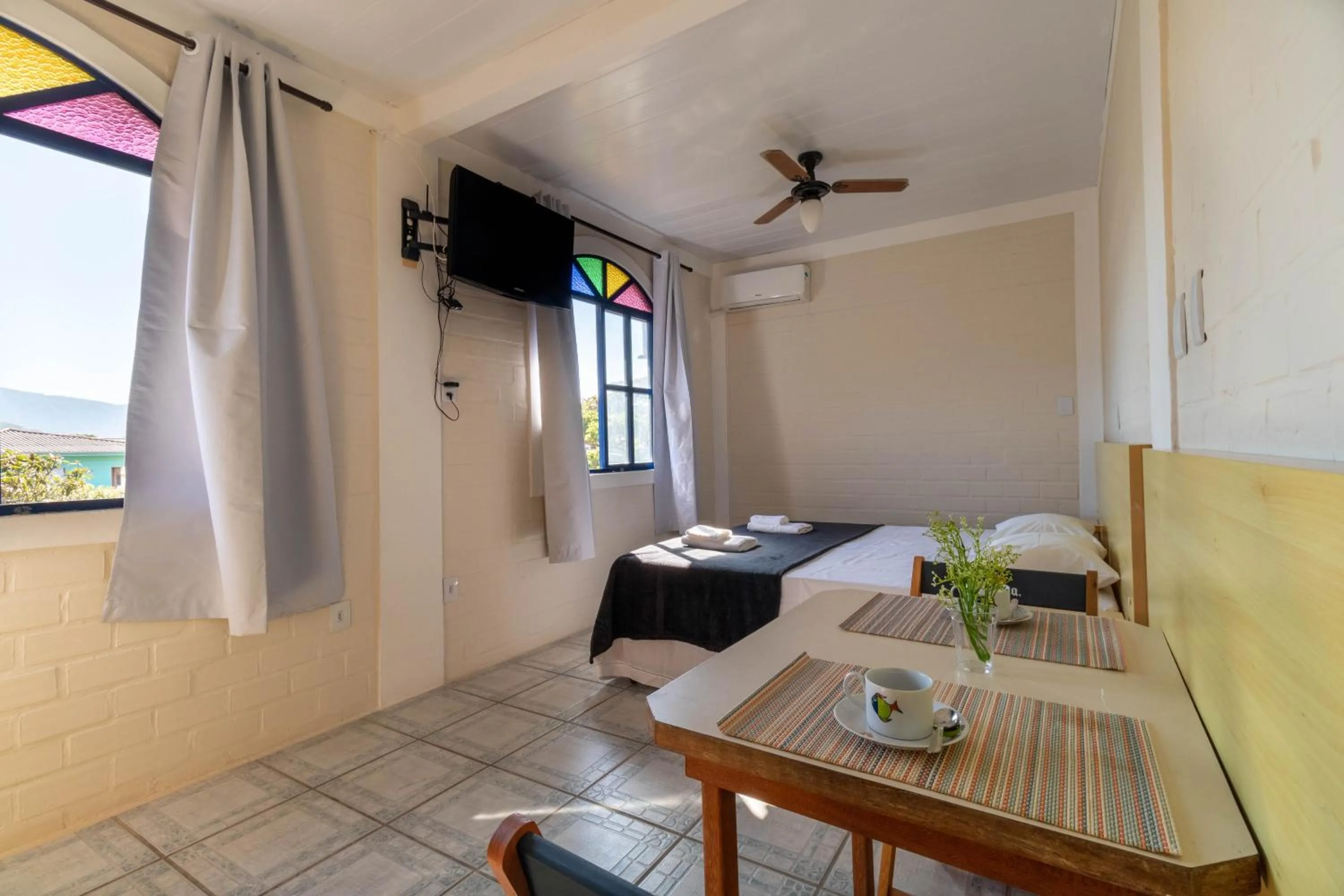 Photo of the whole room, Bed in Pousada Maré de Lua