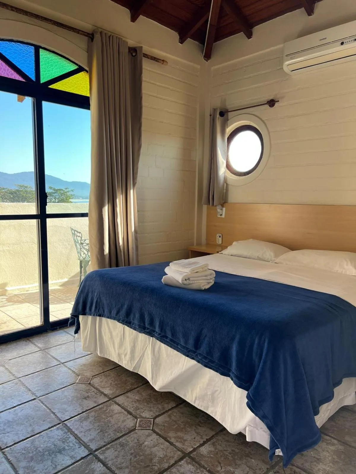 Photo of the whole room, Bed in Pousada Maré de Lua