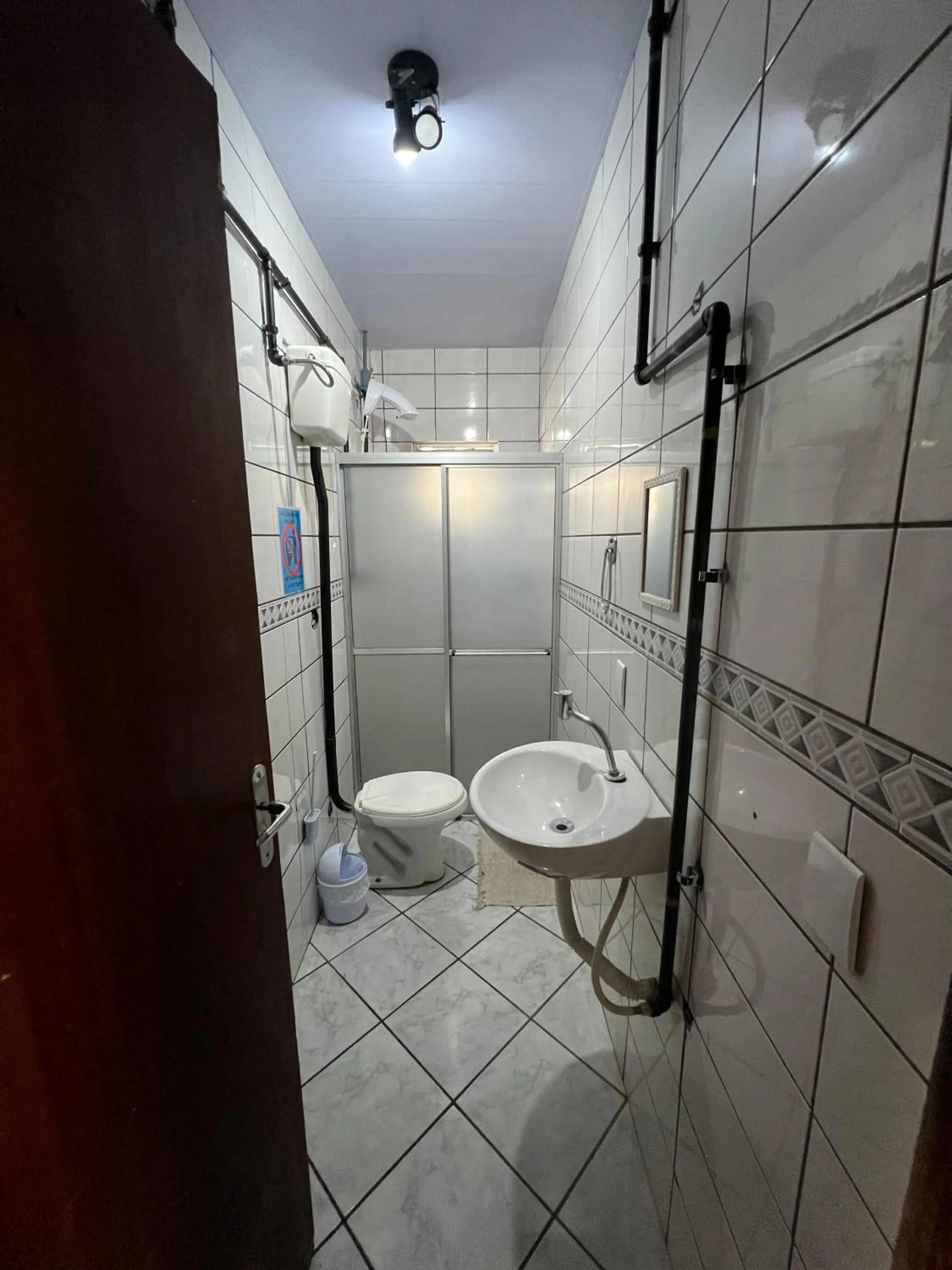 Bathroom in Esquina 8 Suítes Confort & Hostel