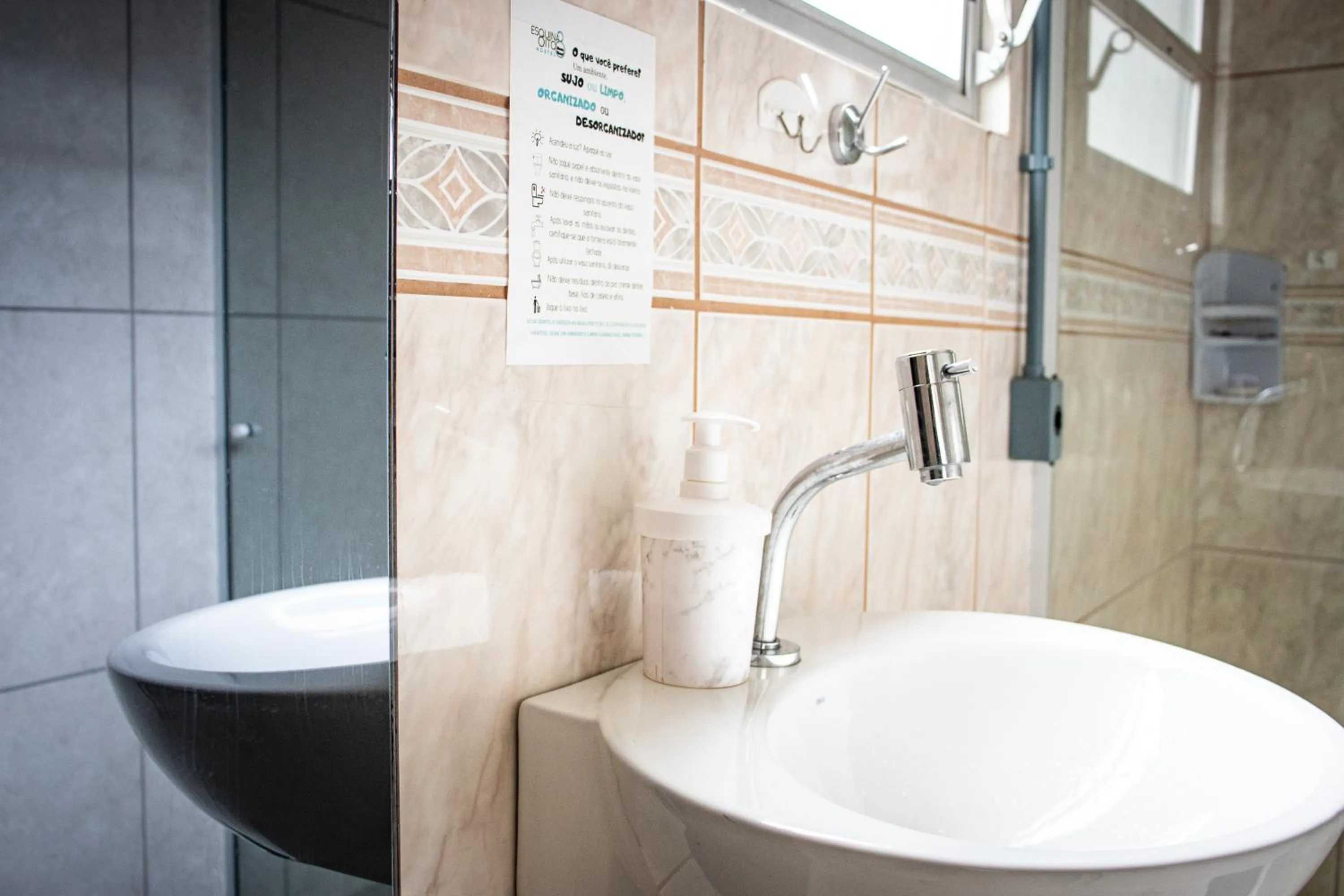 Shower in Esquina 8 Suítes Confort & Hostel