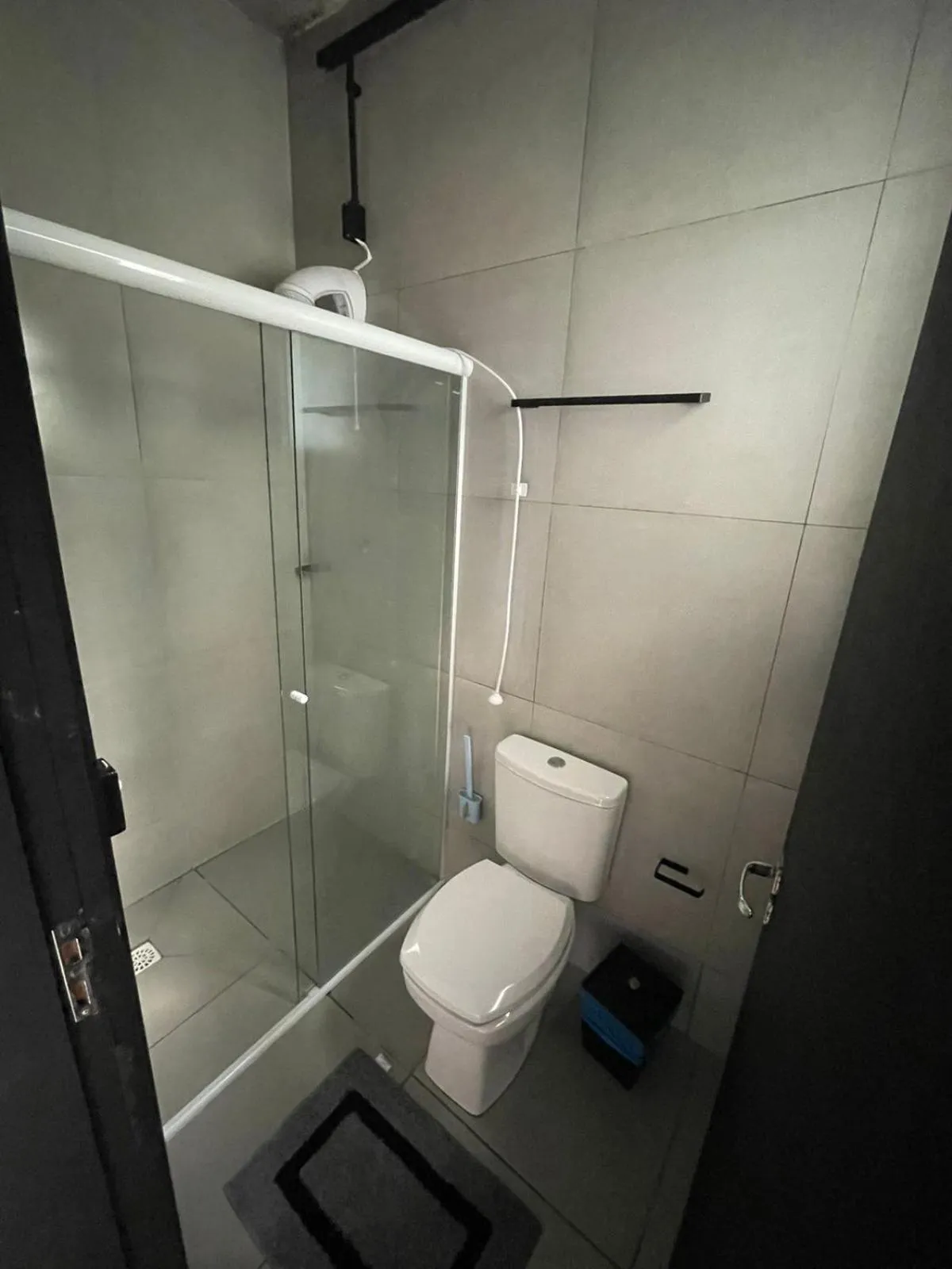 Shower in Esquina 8 Suítes Confort & Hostel